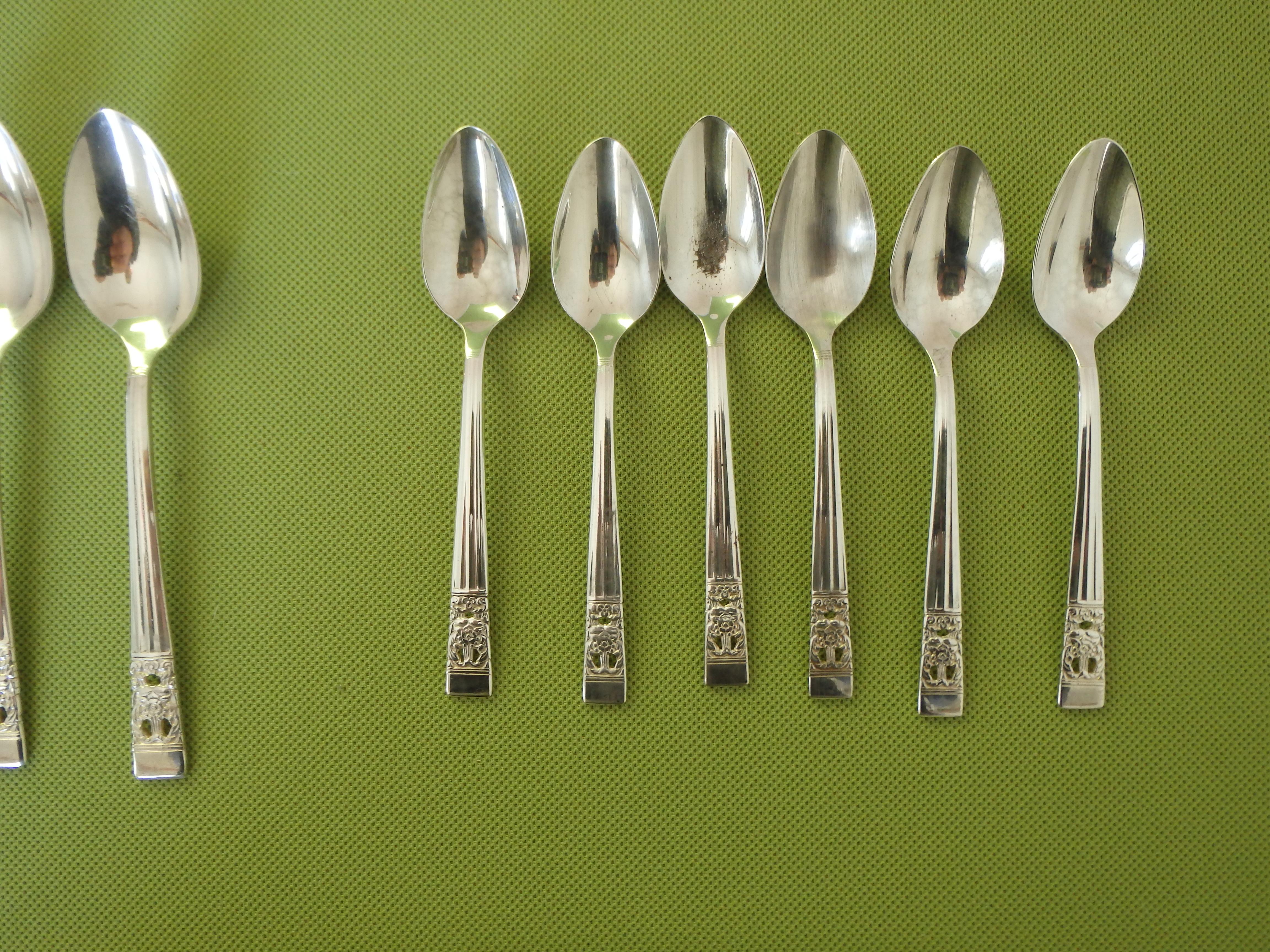 ONEIDA COMMUNITY Coronation Hampton Court 49 pieces tablewear for 6 person In Good Condition For Sale In Weiningen, CH