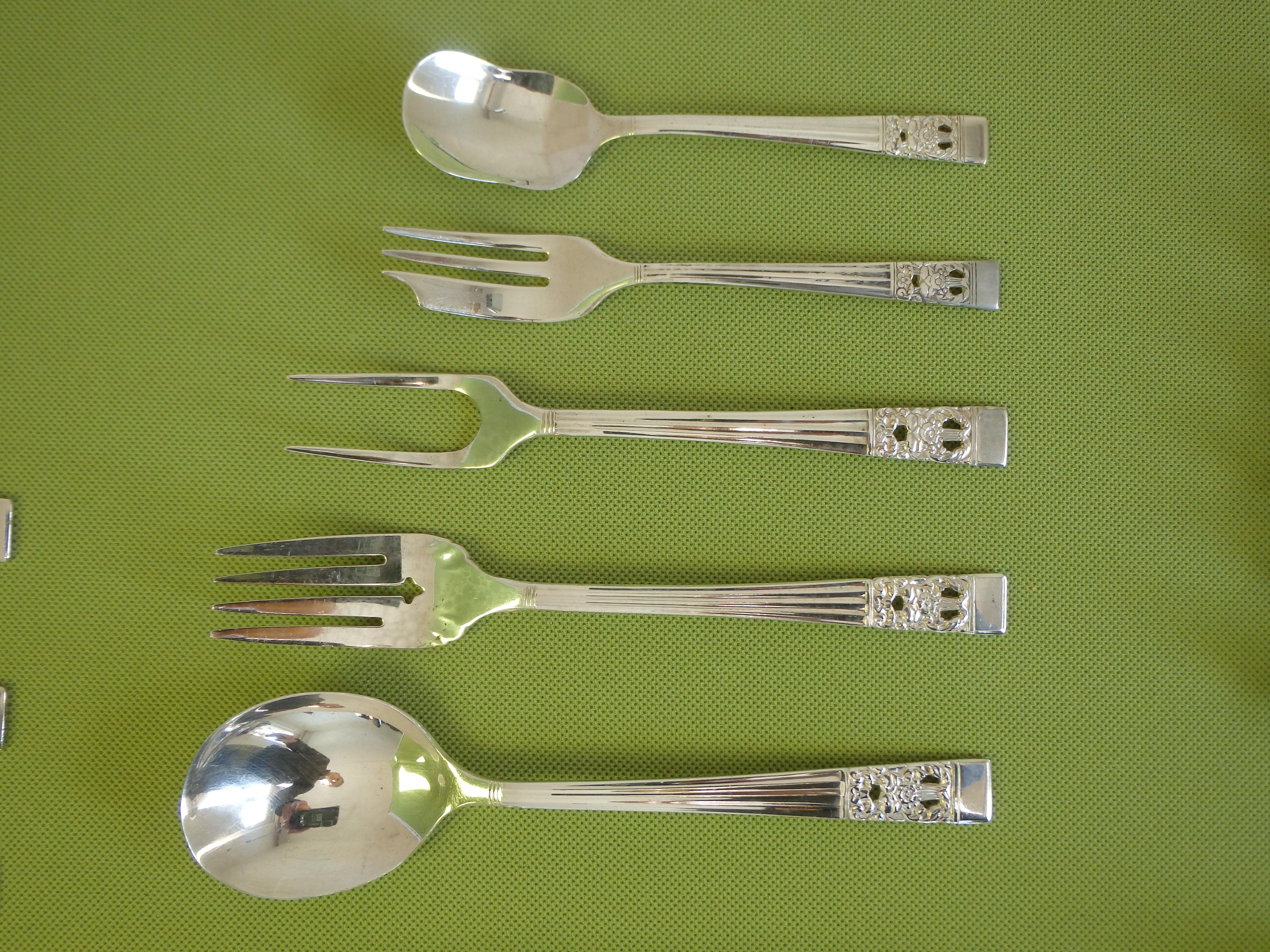 Silver Plate ONEIDA COMMUNITY Coronation Hampton Court 49 pieces tablewear for 6 person For Sale
