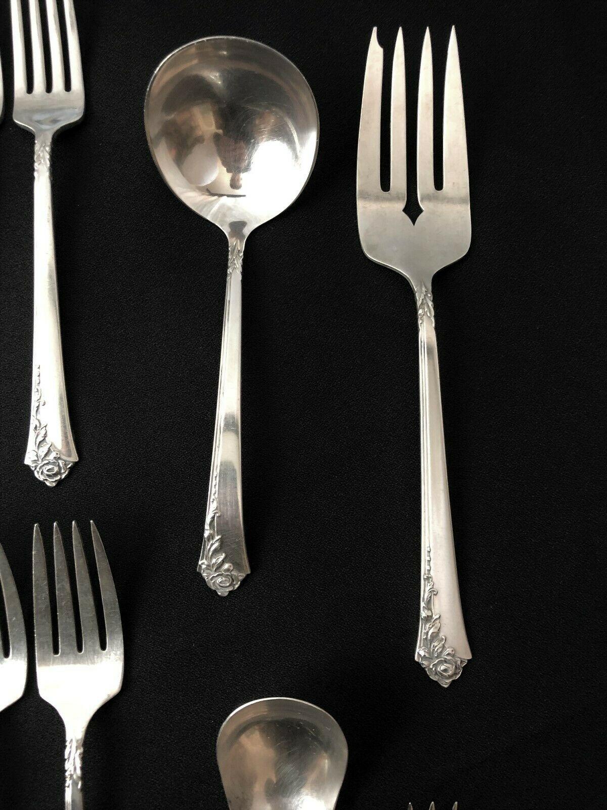 Oneida Heirloom silver, sterling silver flatware service in the Damask Rose pattern. 

8 dinner knives
8 teaspoons 6