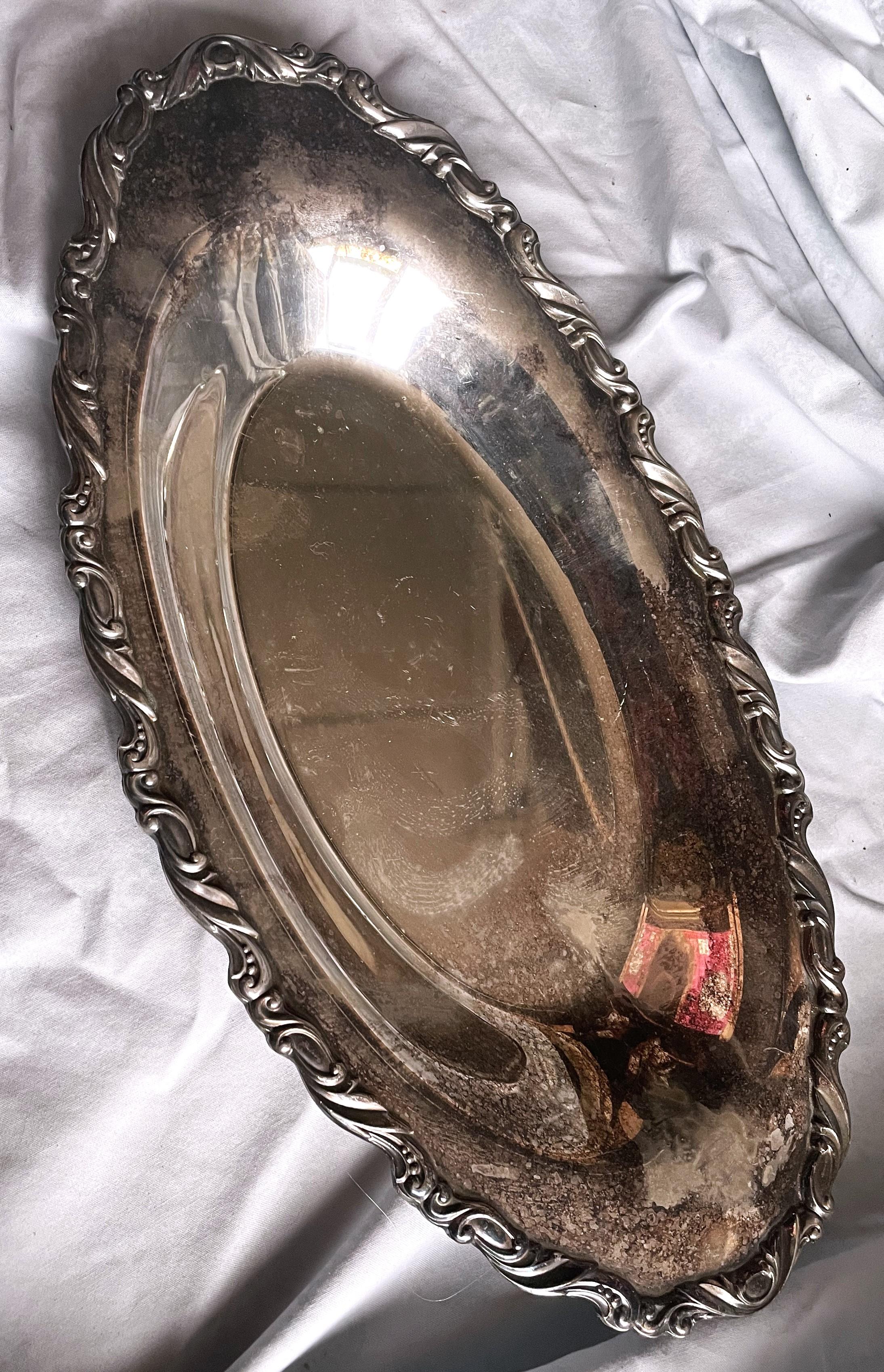 Américain Plat/bol ovale de 14 pouces en métal argenté décoré Oneida Silversmiths en vente