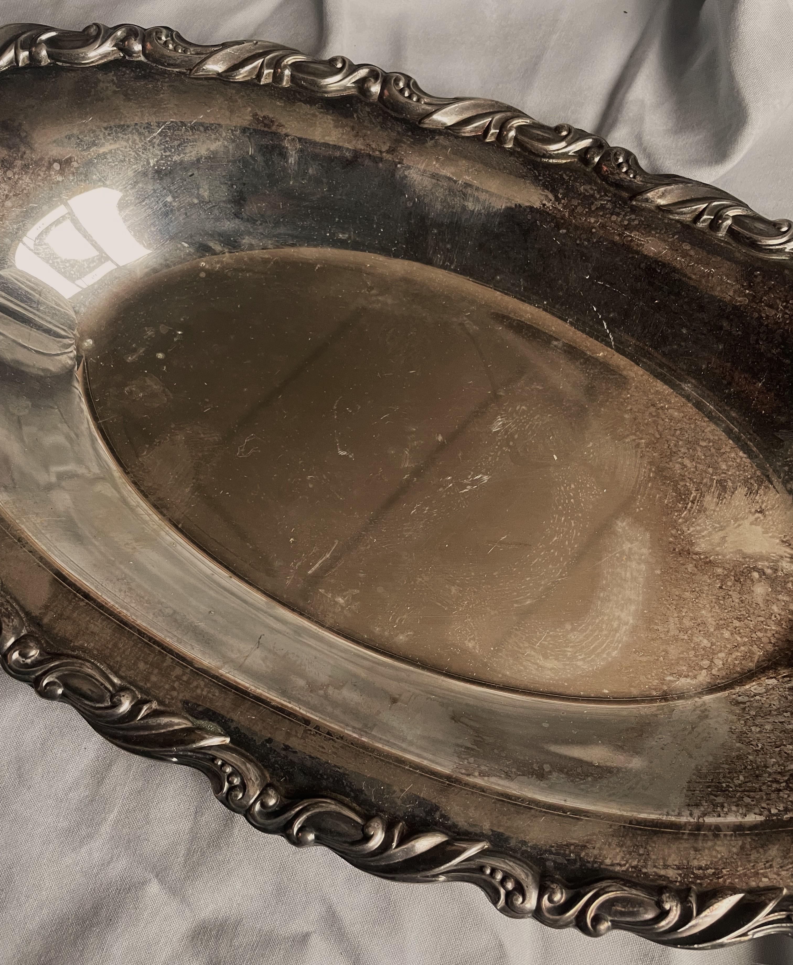 20ième siècle Plat/bol ovale de 14 pouces en métal argenté décoré Oneida Silversmiths en vente