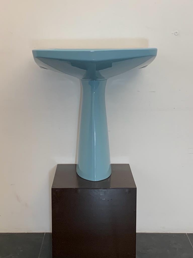 Washbasin with pedestal from the Oneline series by Gio Ponti for Ideal Standard, 1960. Dimensions h 80x70x57 cm. Provision for three holes or for wall-mounting taps.  By removing the architectural garments from the appliances, the column that
