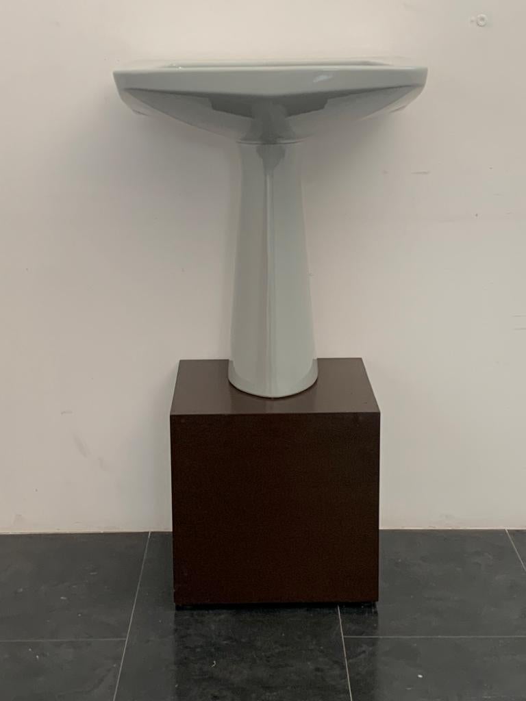 Washbasin with pedestal from the Oneline series by Gio Ponti for Ideal Standard, 1960. Dimensions h 80x70x57 cm. Arrangement 3 holes or to put taps on the wall.  By removing the architectural garments from the appliances, the column that pretends to