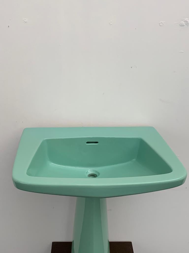 green pedestal sink