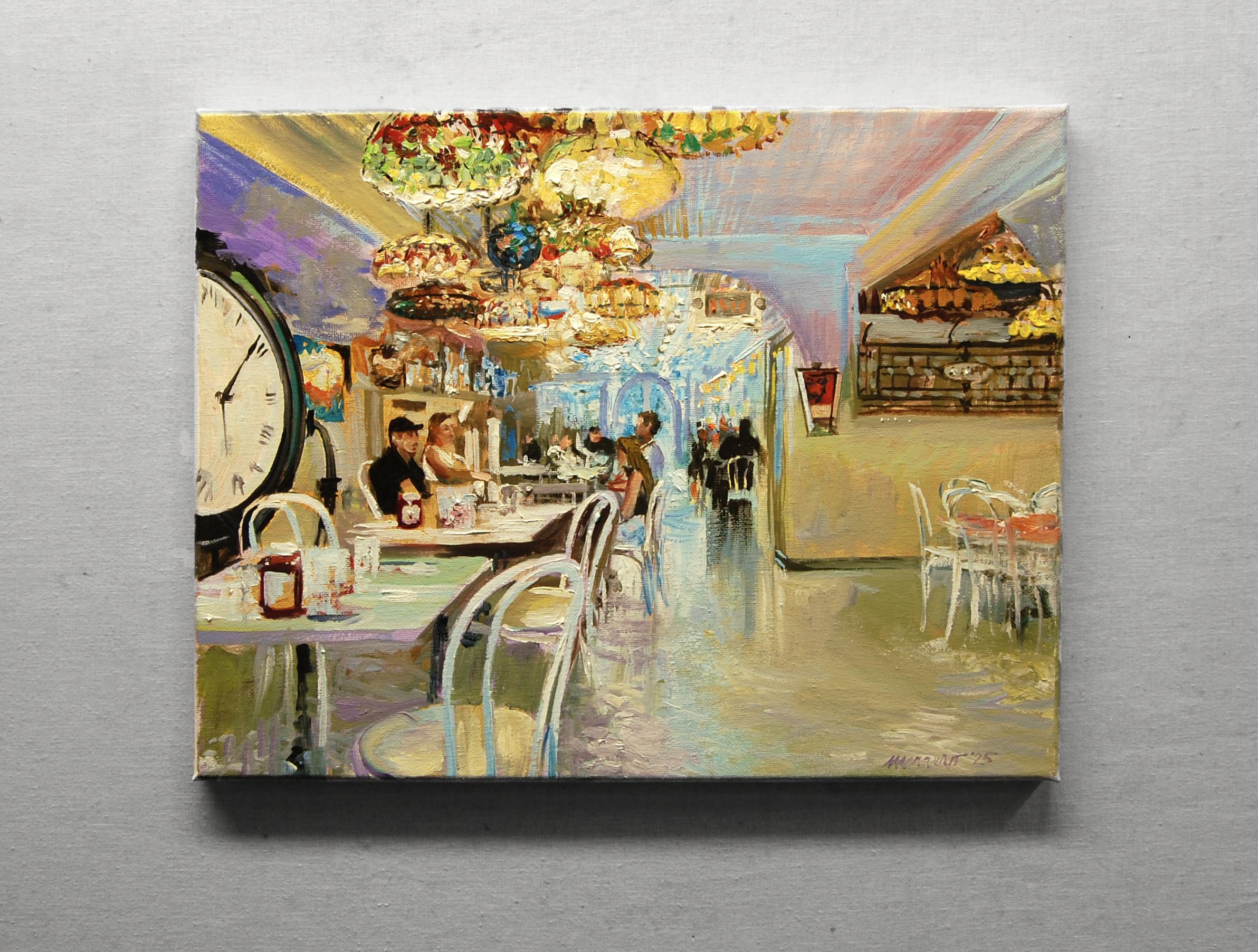 <p>Commenti dell'artista<br>L'interno di un ristorante nell'East Side di Manhattan emana un fascino eclettico. Diverse lampade in stile Tiffany sono appese in alto e proiettano una calda luce sull'ambiente. Oggetti da collezione della pubblicità di