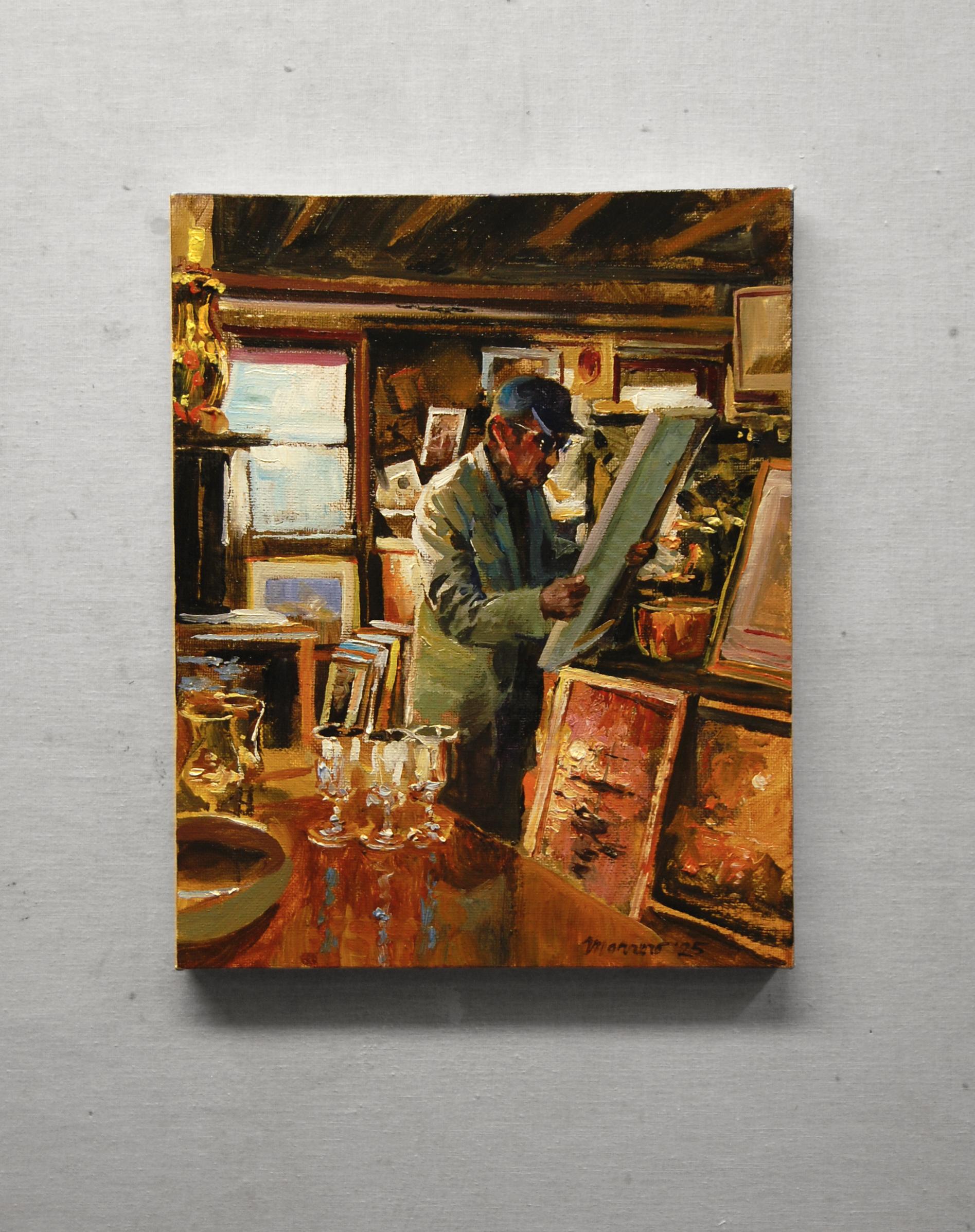 <p>Comentarios del artista<br>Esta escena refleja el amor de Onelio Marrero por las antigüedades y los objetos de colección. En el centro, un hombre examina cuidadosamente un cuadro antiguo, tal vez en busca de una joya oculta. La variedad de