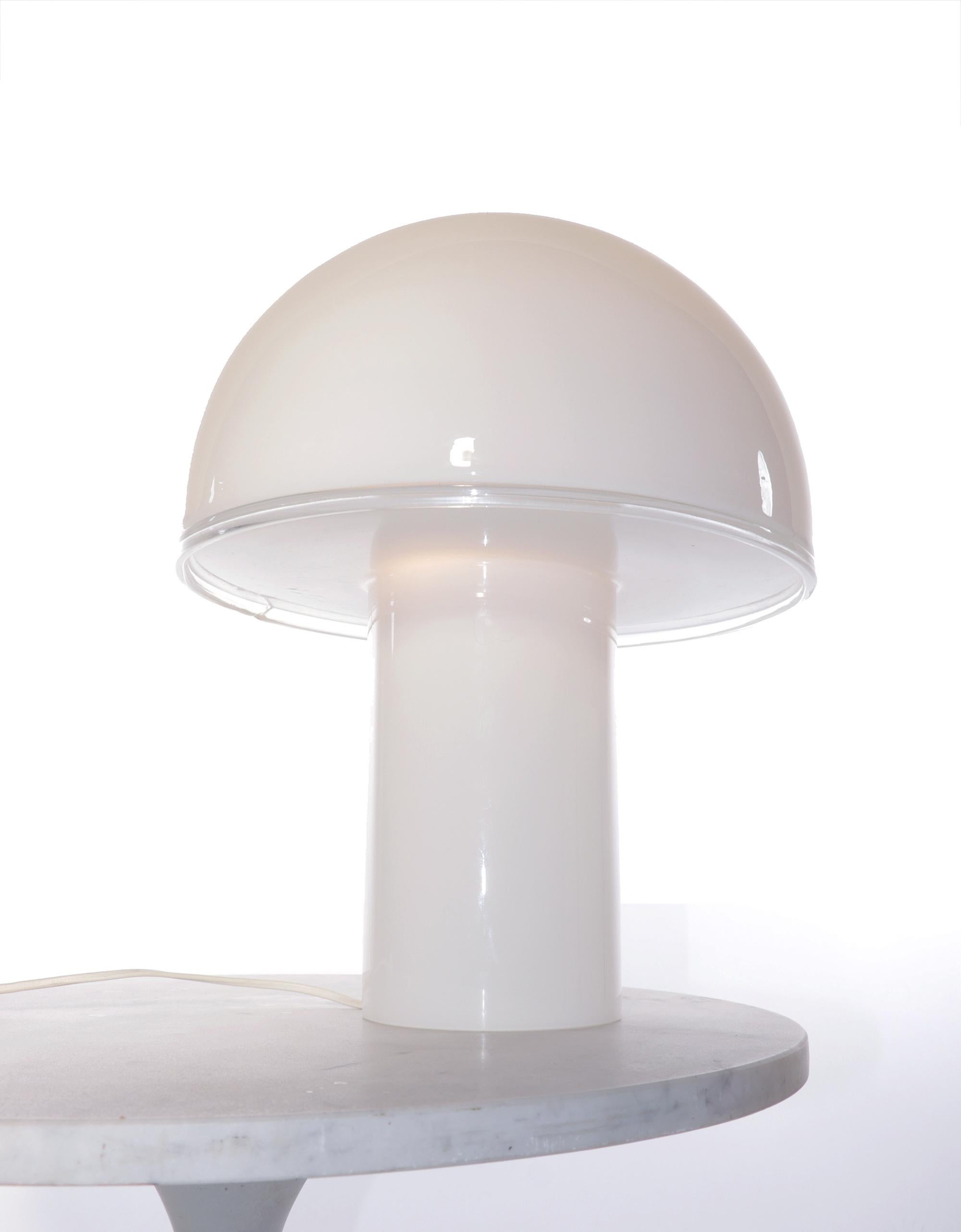 Onfale Big - die große Version der Pilzlampe aus mundgeblasenem weißem Opalglas aus Murano:: entworfen von Luciano Vistosi im Jahr 1978. Hergestellt und etikettiert von Artemide:: Italien. 

Maße: Höhe 17::32