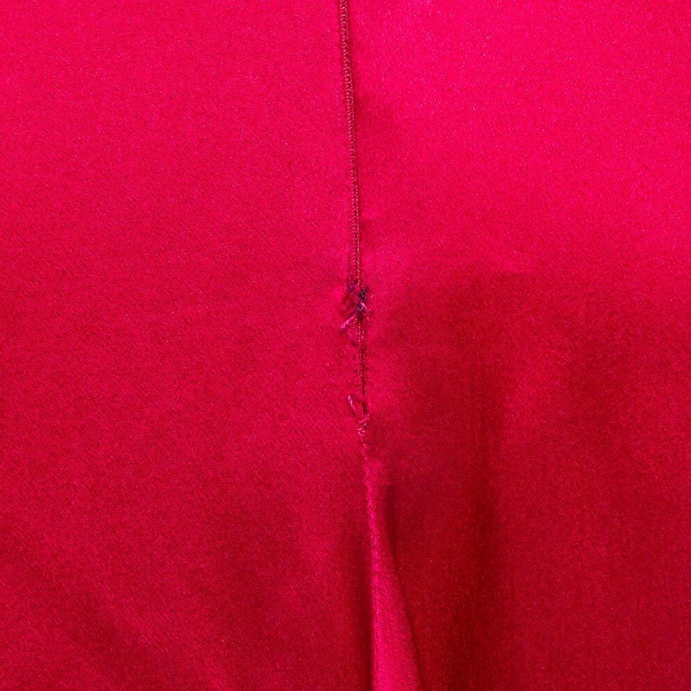 Ong-Oaj - Robe en satin de soie rose fuschia avec décolleté plongeant et détails traînés - Angelica M en vente 2