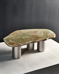 Oni - Table basse design en onyx vert sculpté