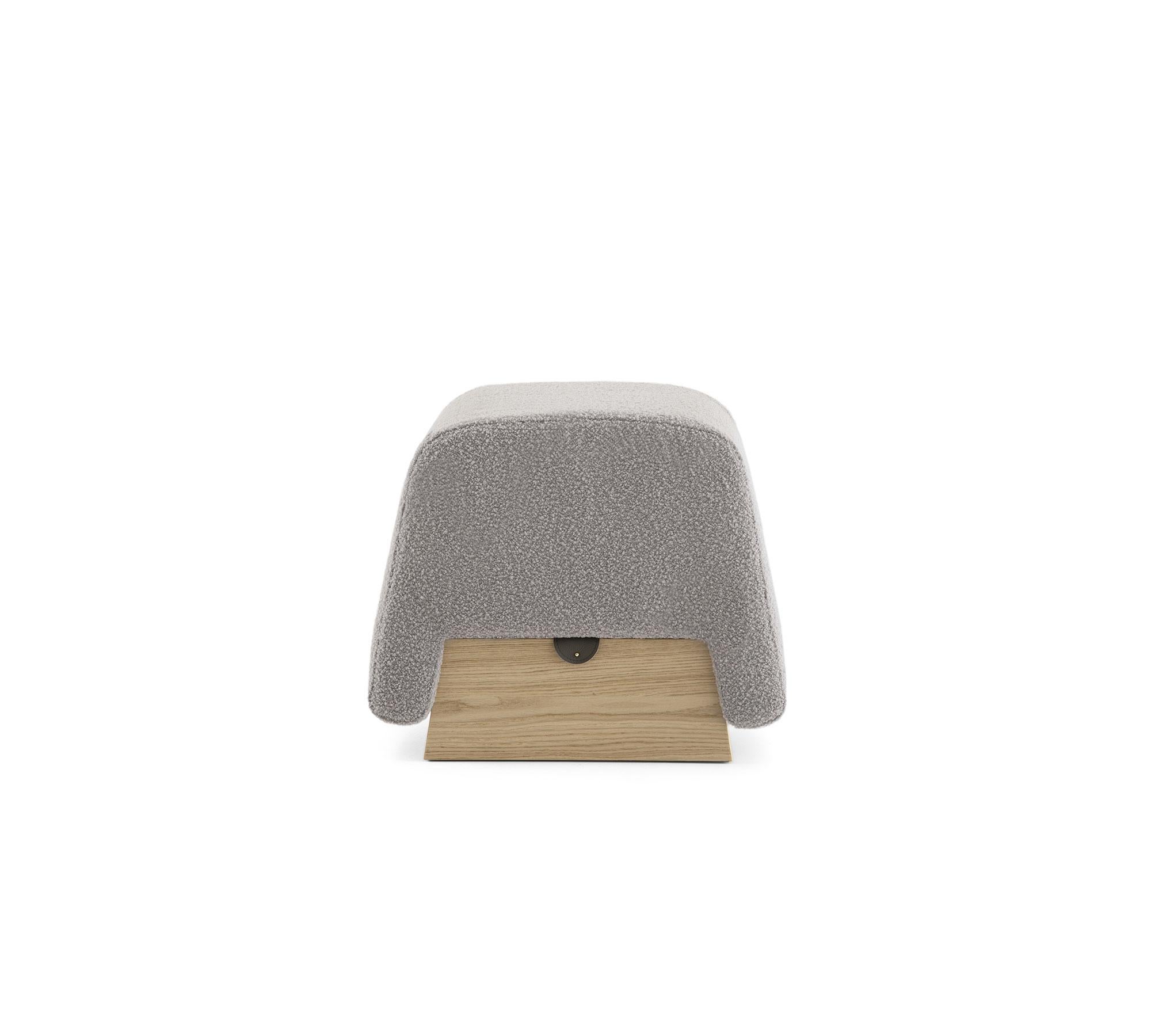 Onigiri Pouf aus Wolle und Eiche von Morica Design (Postmoderne) im Angebot