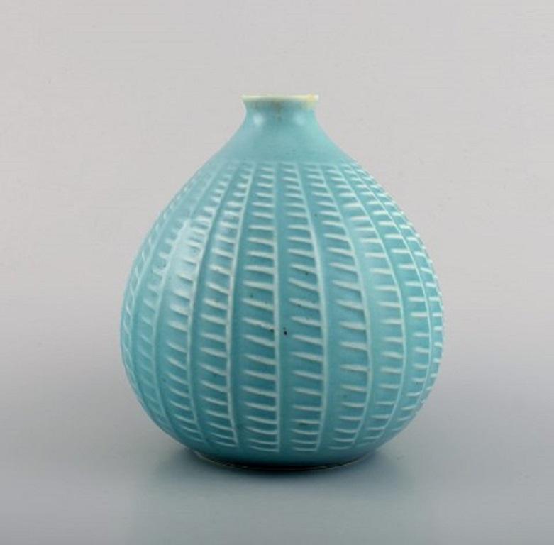 Onion-shaped Arabia vase in glazed ceramics. Beautiful glaze in turquoise shades. Finnish design, mid 20th century.
Measures: 14 x 12.5 cm.
In excellent condition.
Stamped.