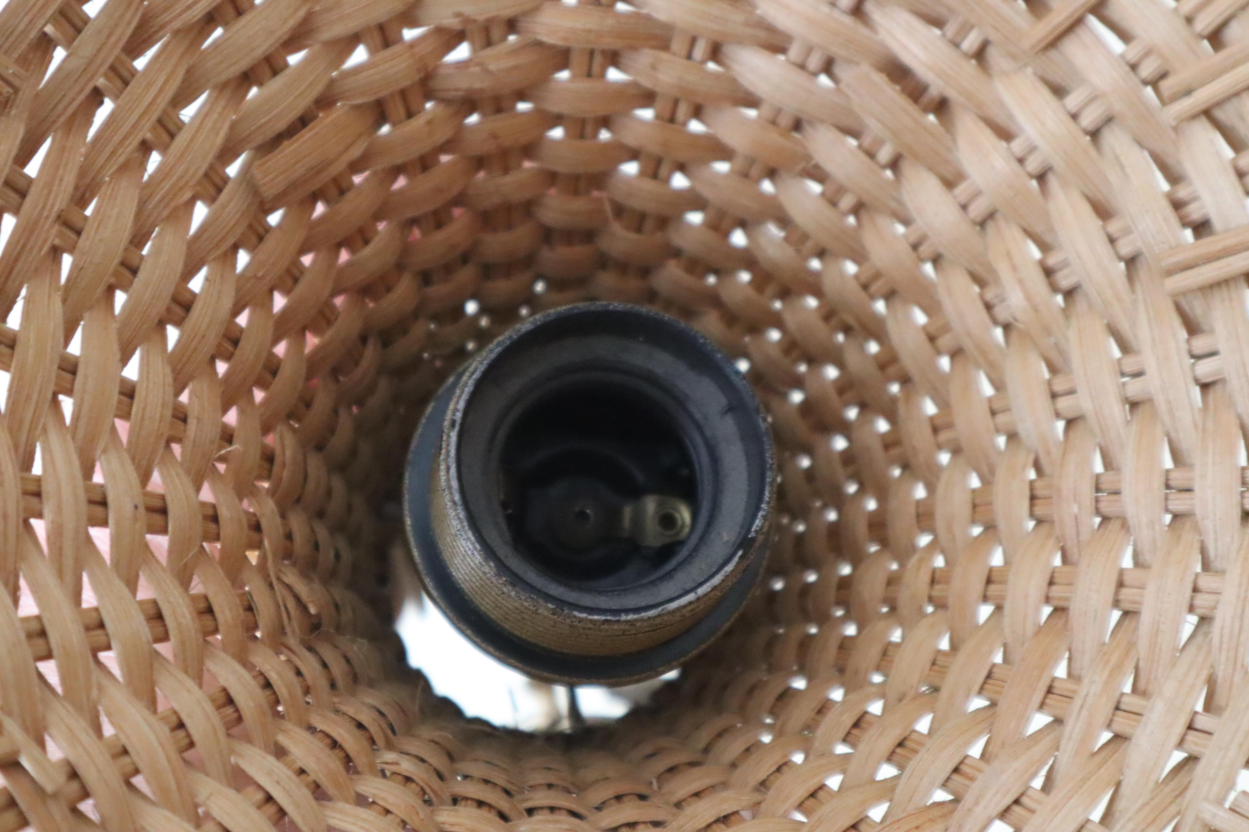 This beautiful, unusual hand-woven ceiling lamp is something special. Its shape is reminiscent of an onion, which is pretty interesting. The light dances beautifully through the particularly open weave in the lower area, creating a warm and inviting