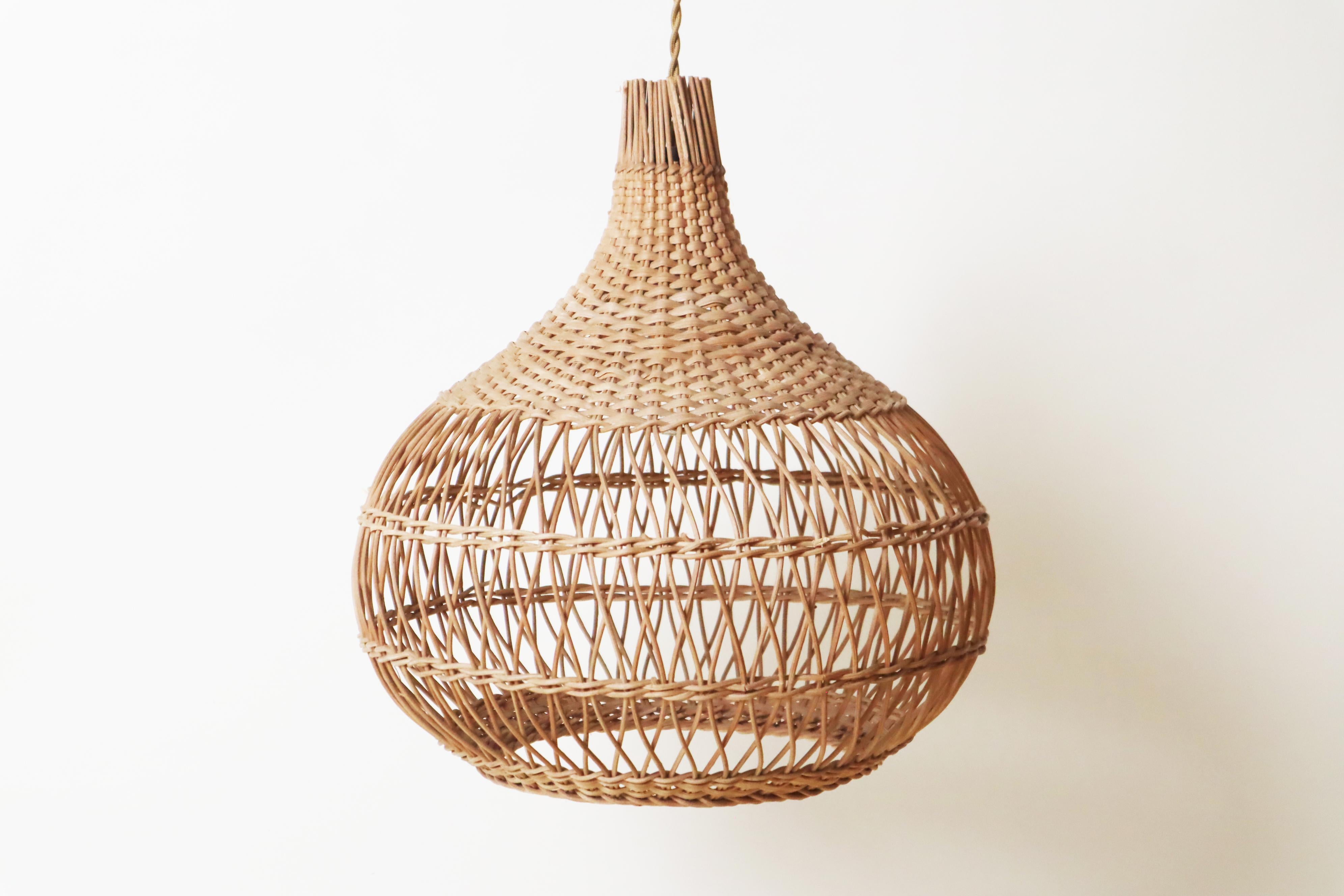 Fatto a mano Onion-Shaped Mid-Century Modern Hand-Woven Ceiling Lamp Germany 1960s in vendita