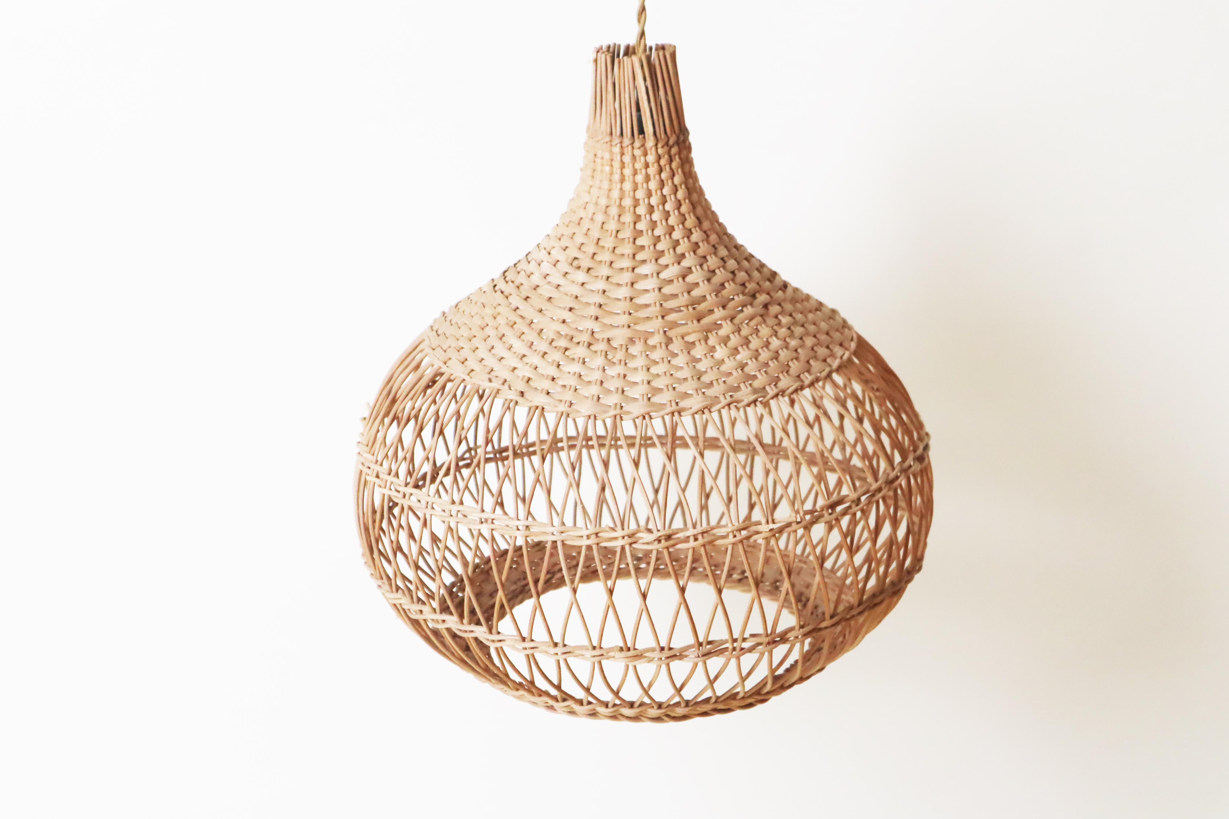 Metà XX secolo Onion-Shaped Mid-Century Modern Hand-Woven Ceiling Lamp Germany 1960s in vendita