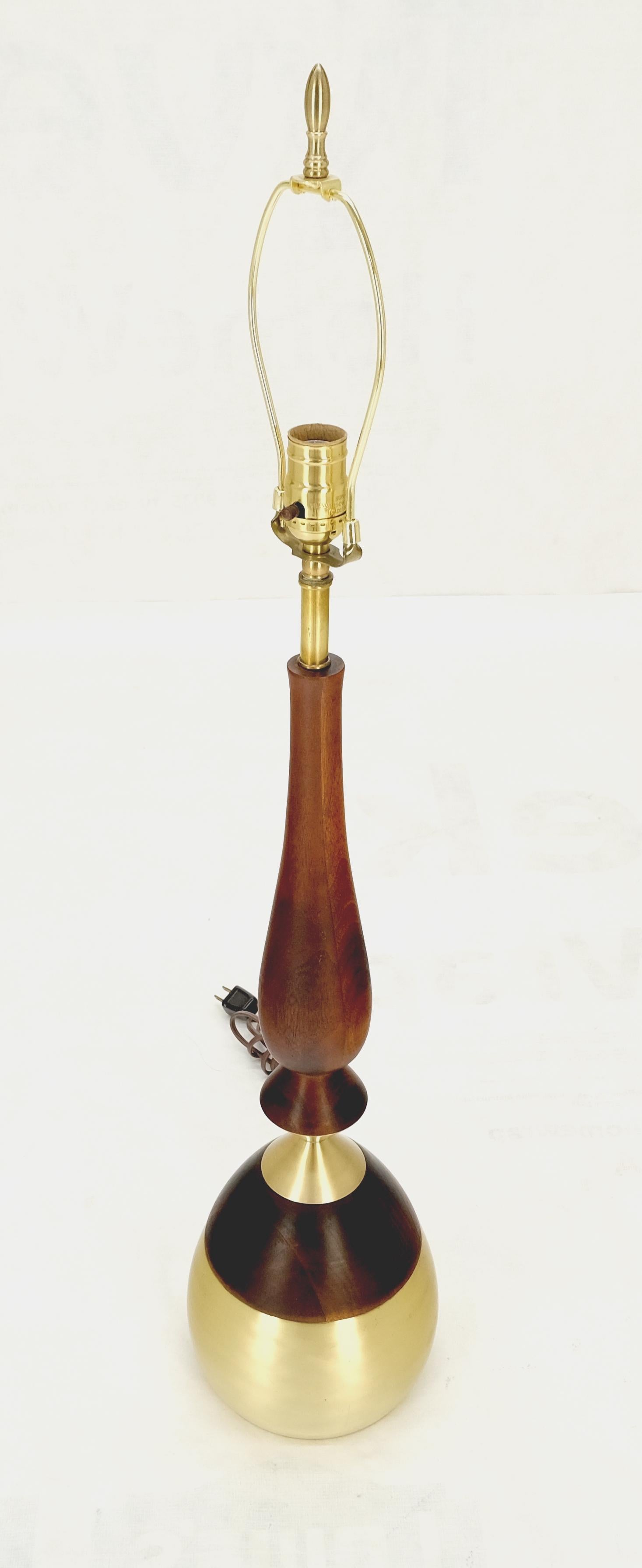 American Onion Vase Shape Turned Walnut & Brass Mid Century Modern Table Lamp MINT! For Sale