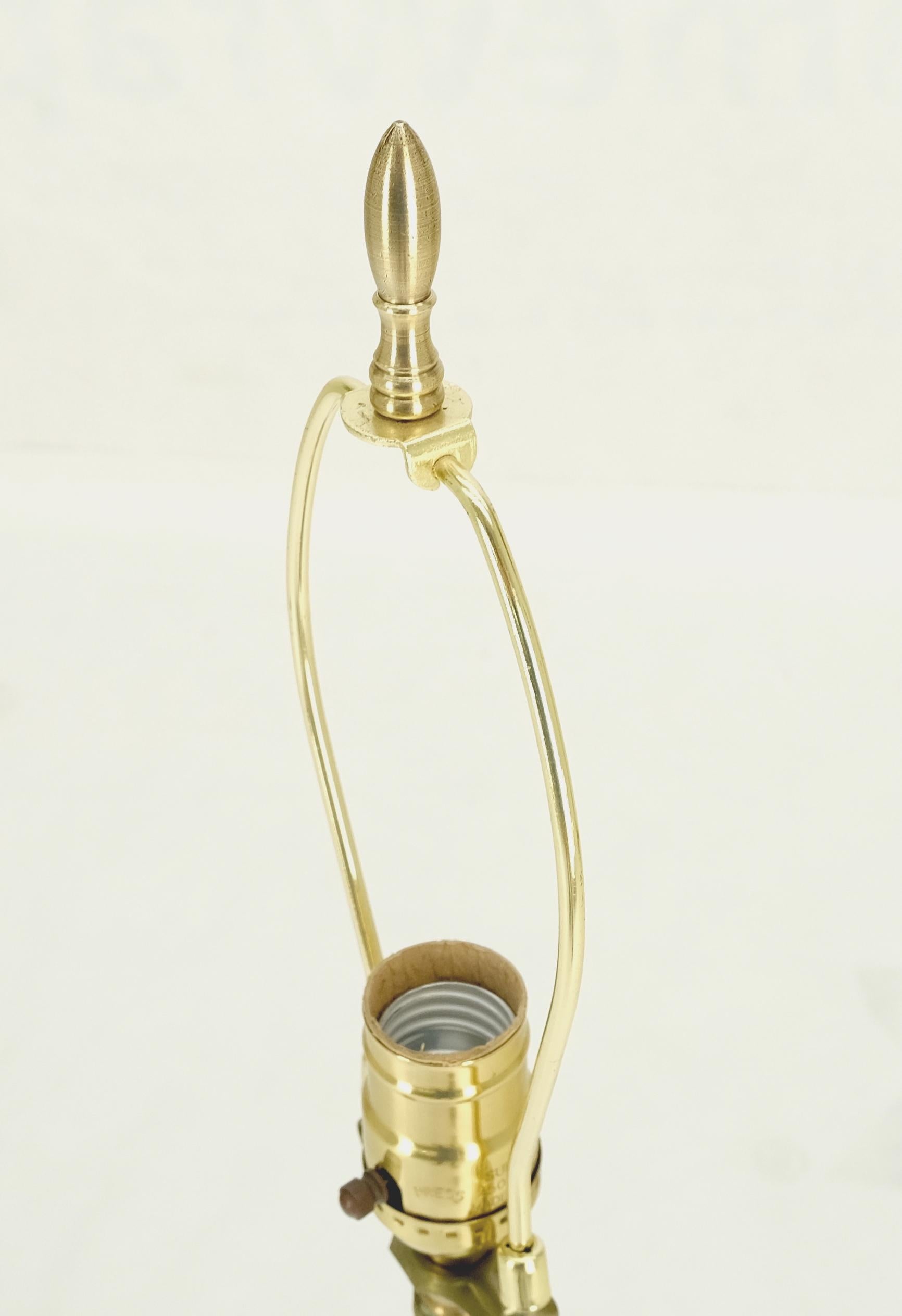 Onion Vase Shape Turned Walnut & Brass Mid Century Modern Table Lamp MINT! In Good Condition For Sale In Rockaway, NJ