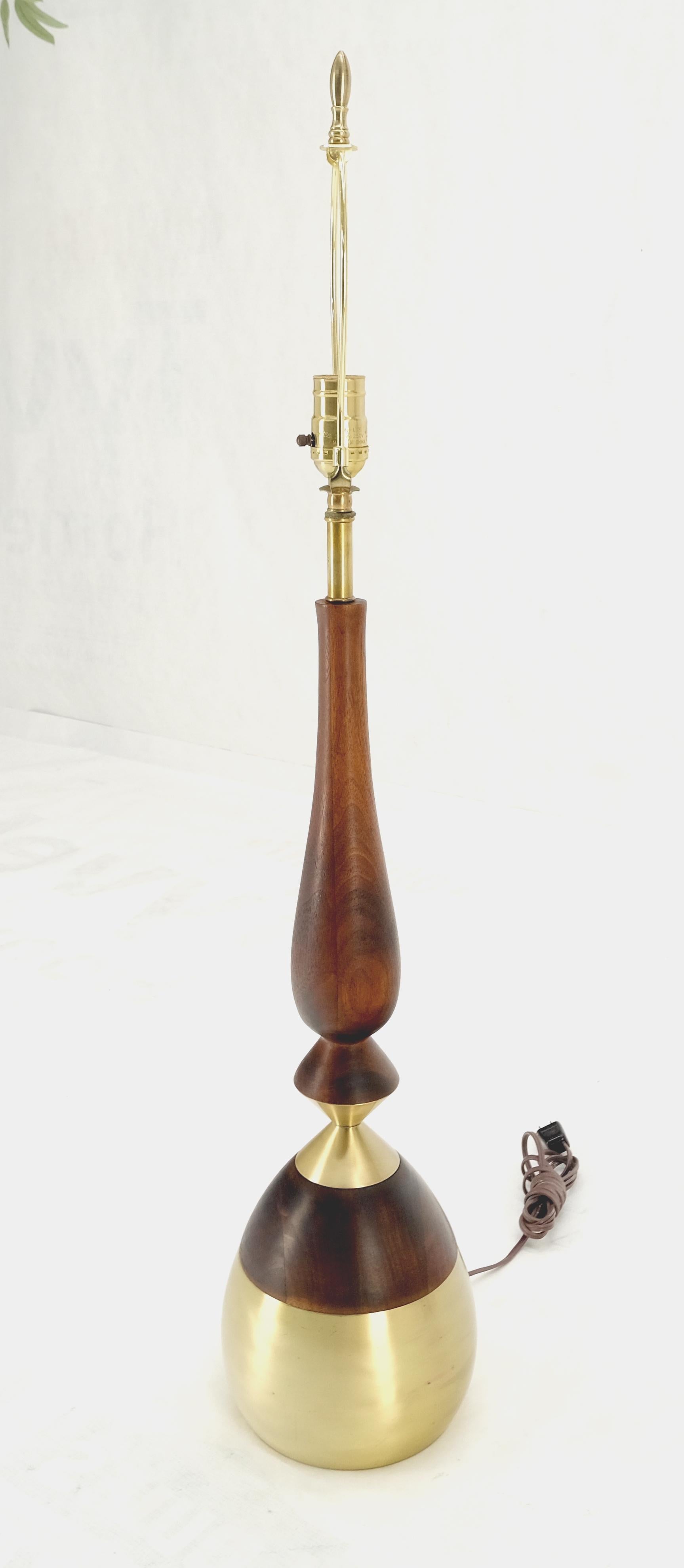 20th Century Onion Vase Shape Turned Walnut & Brass Mid Century Modern Table Lamp MINT! For Sale