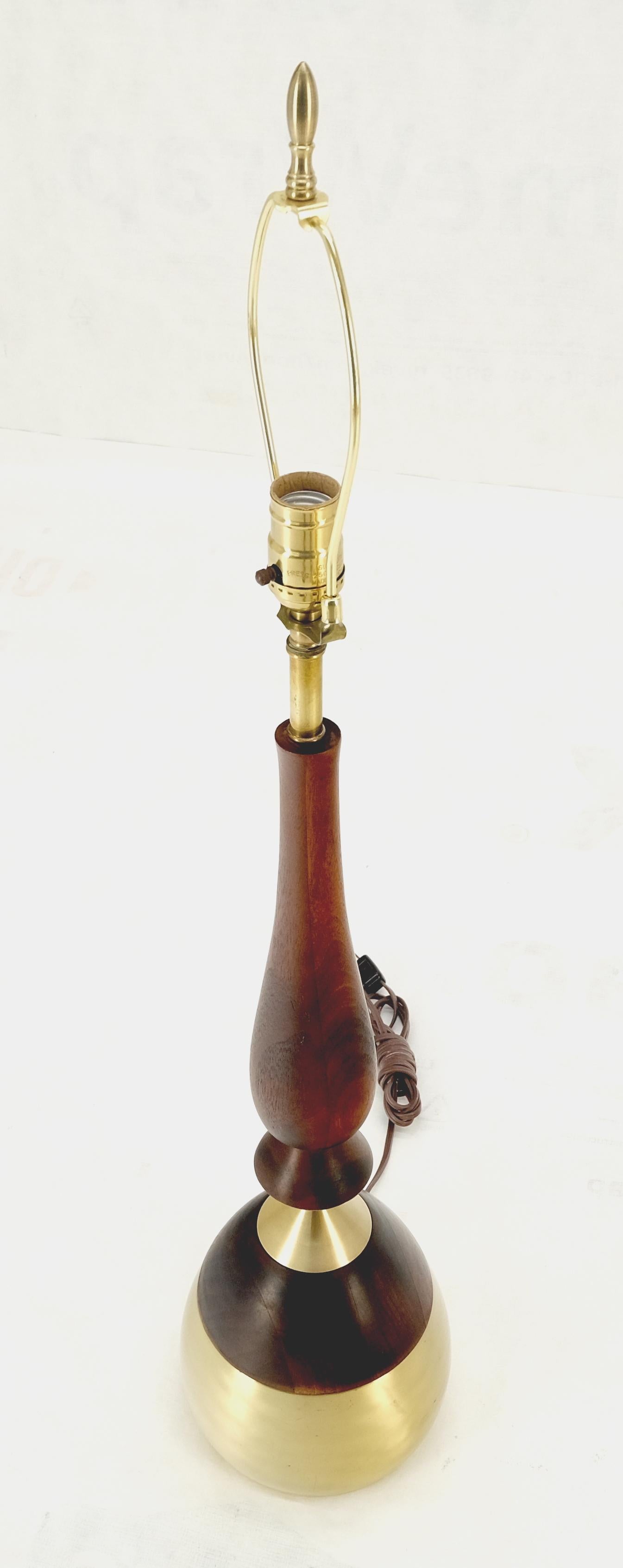 Onion Vase Shape Turned Walnut & Brass Mid Century Modern Table Lamp MINT! For Sale 1