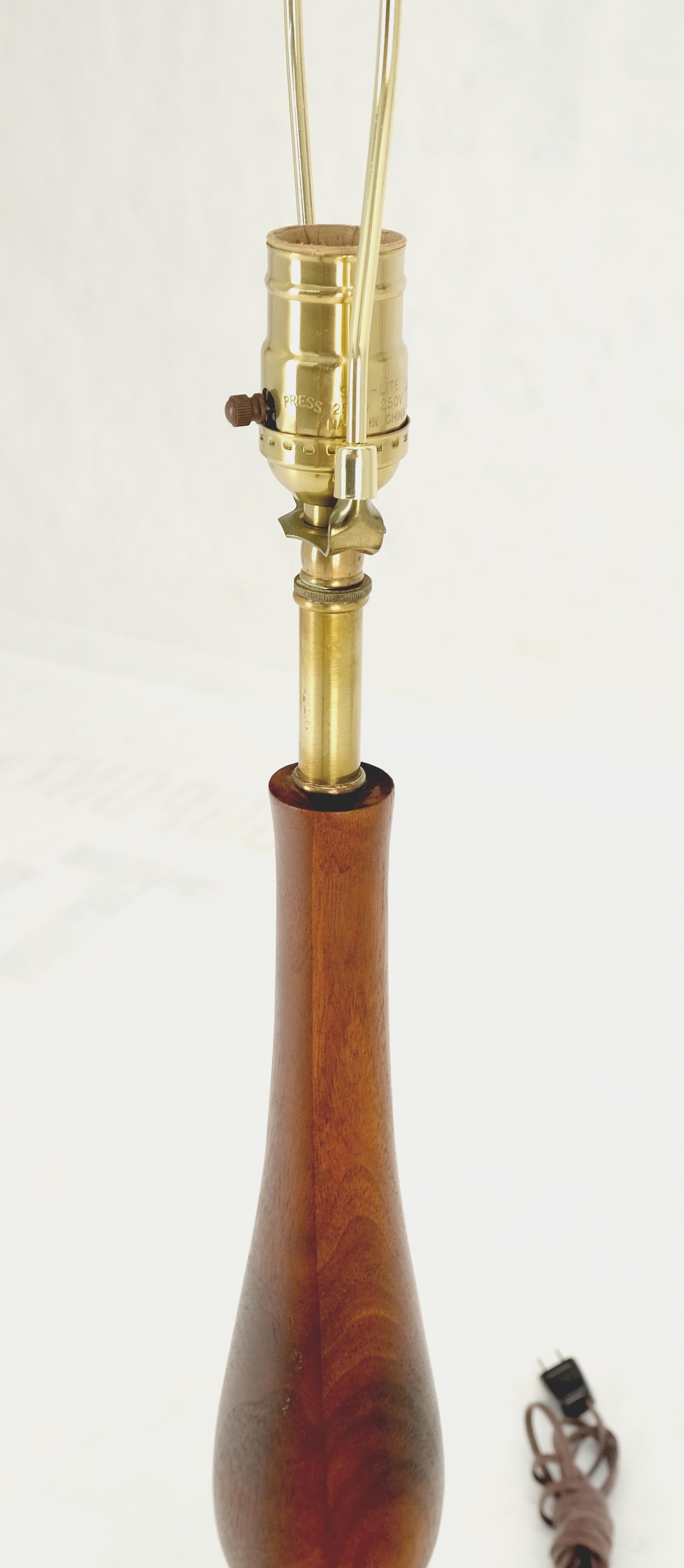 Onion Vase Shape Turned Walnut & Brass Mid Century Modern Table Lamp MINT! For Sale 2