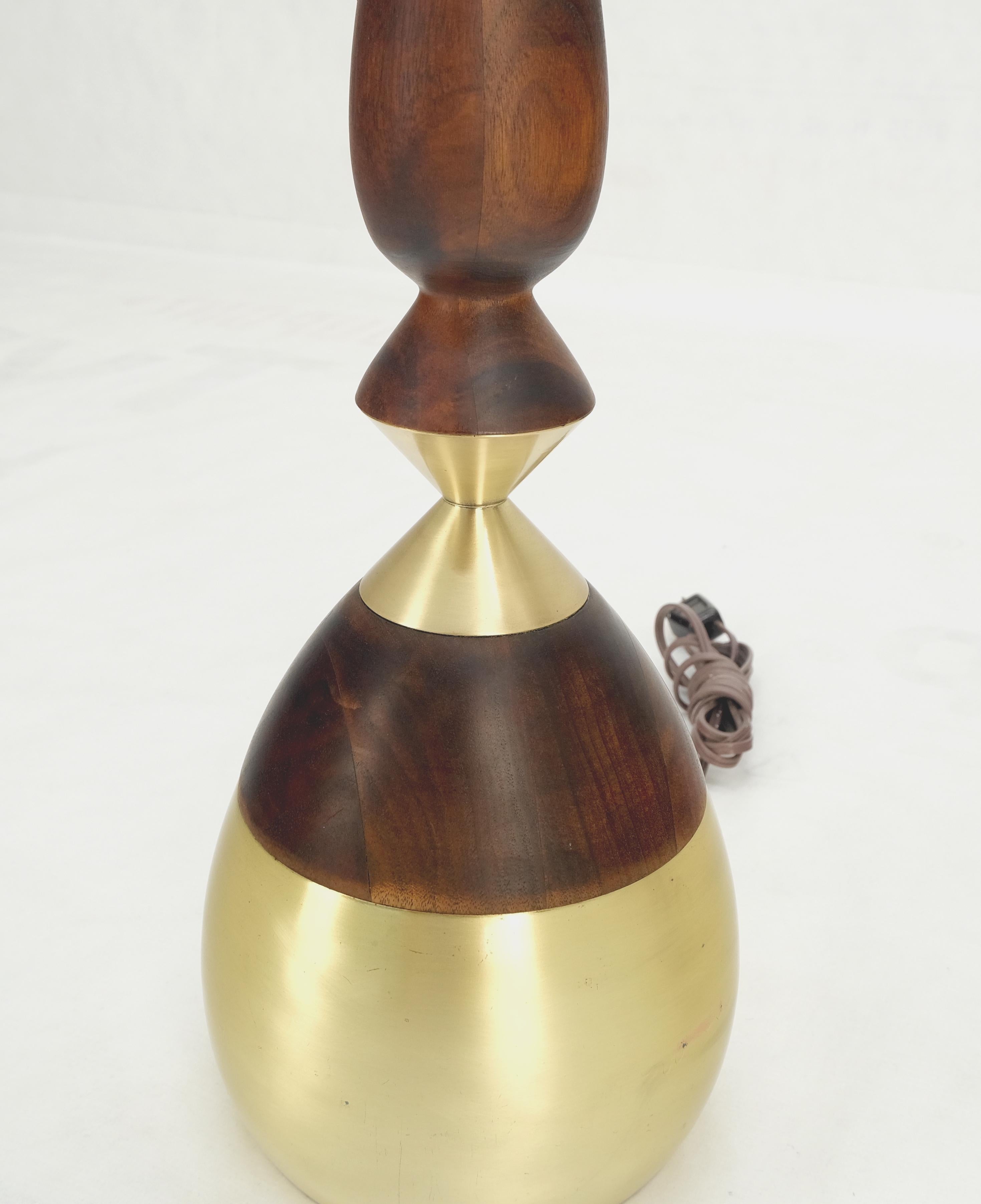 Onion Vase Shape Turned Walnut & Brass Mid Century Modern Table Lamp MINT! For Sale 3
