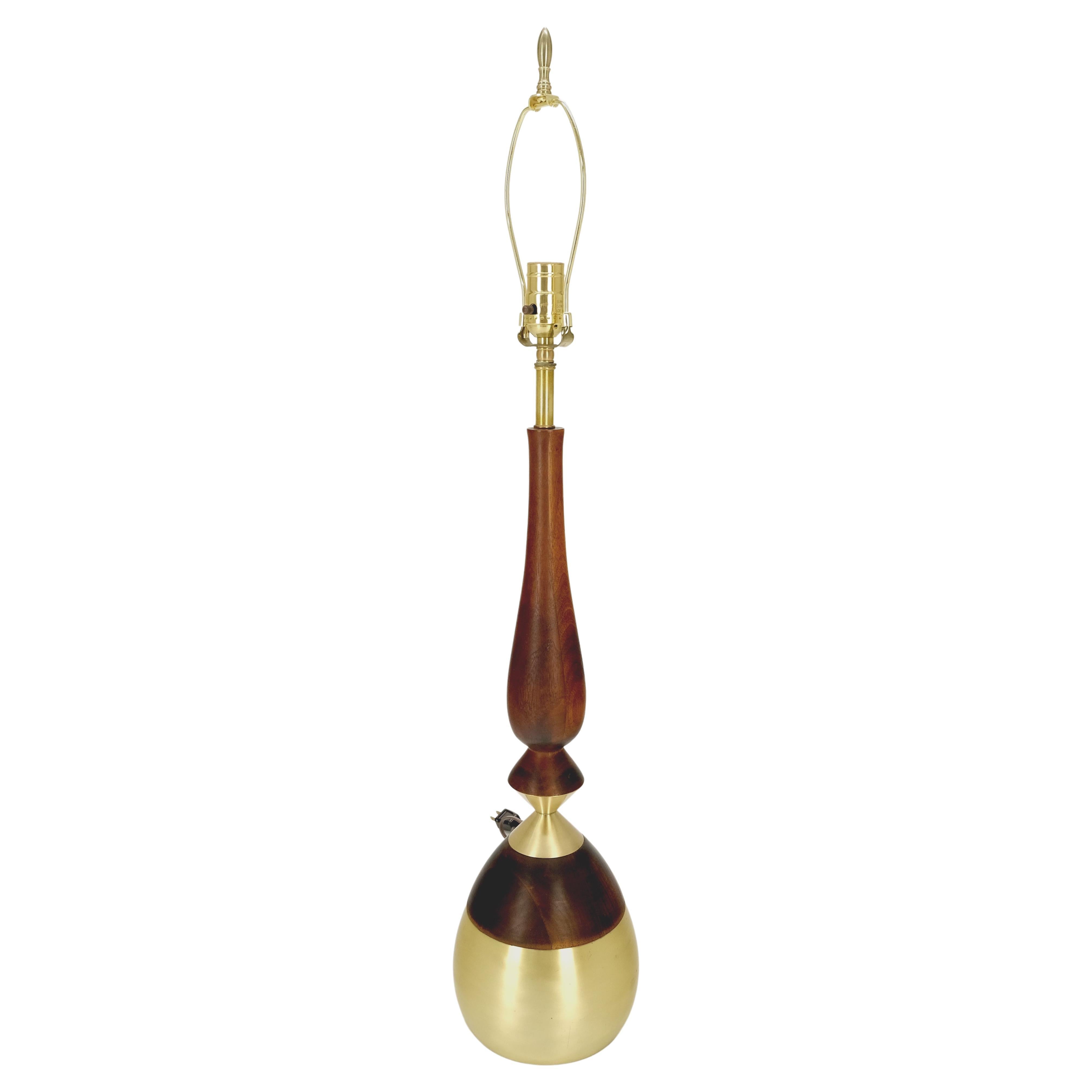 Onion Vase Shape Turned Walnut & Brass Mid Century Modern Table Lamp MINT! For Sale