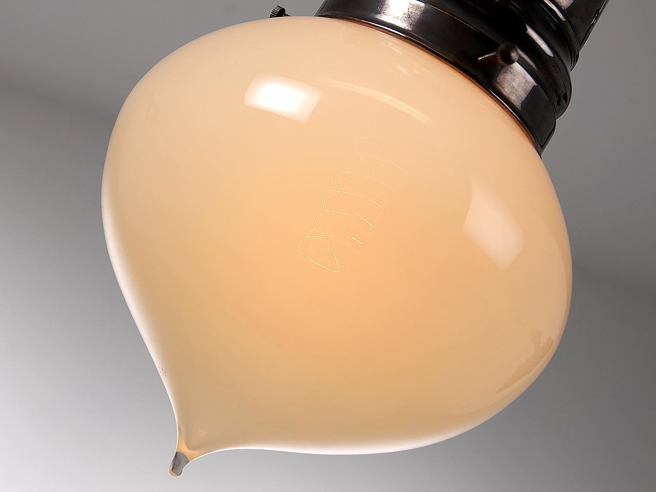 Diese frühen, eleganten, mundgeblasenen Lampenschirme sind aus Vaselineglas. Sie haben ein schönes, gleichmäßiges und warmes Licht ohne Glühfadenglanz. Die Aufsätze sind hohe perforierte Kupferhalterungen im Stil der Gas-Ära, die exklusiv für diesen