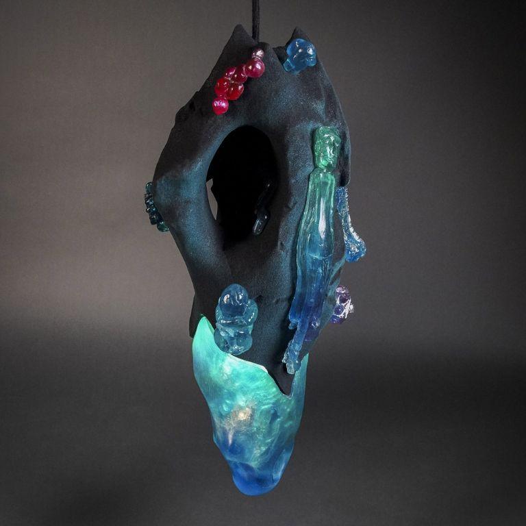 ONIRISCHE COLLECTION'S
ist inspiriert von der surrealen Natur der Träume. Diese aus schwarzem Quarzsand und Harz gefertigte Kollektion verkörpert das delikate Wechselspiel zwischen Hell und Dunkel, Transparenz und Opazität. Der schwarze Sand