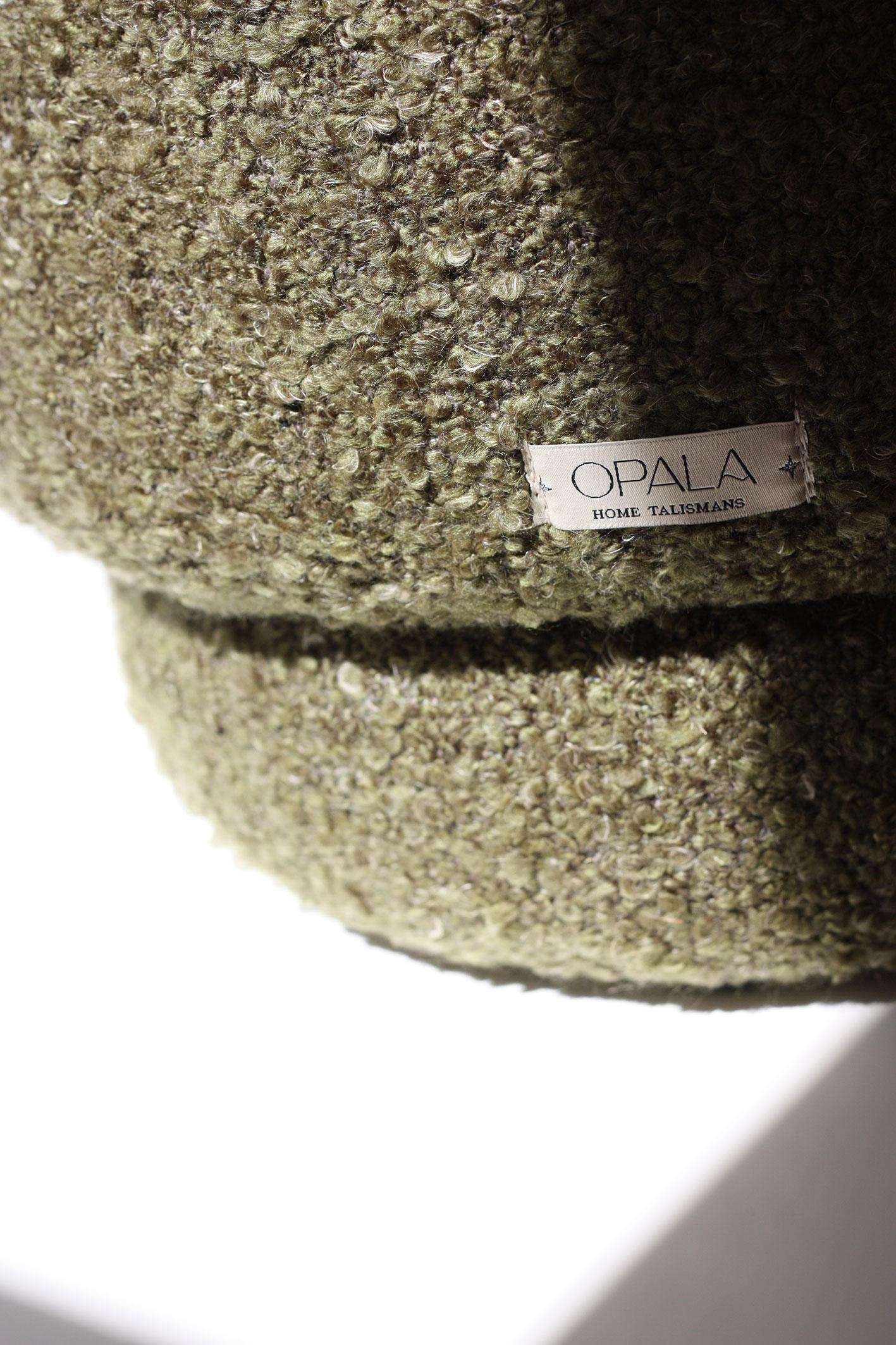 Tel un talisman pour la maison, le pouf Onix respire le luxe tranquille et la beauté naturelle.

Onix est revêtu d'un bouclé doux et texturé de Fischbacher 1819, une entreprise familiale suisse qui partage notre engagement en matière d'artisanat et