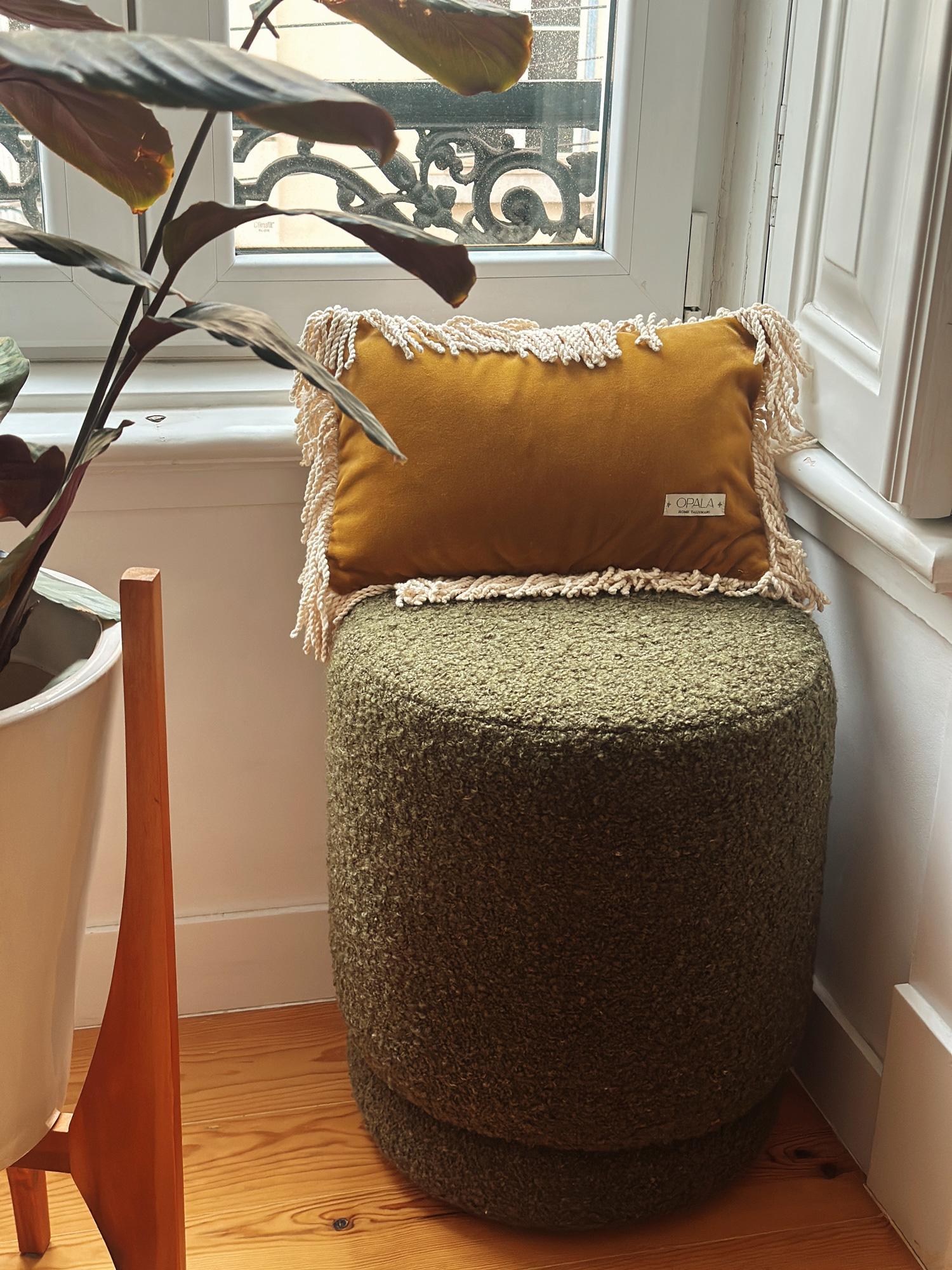 Portugais ONIX II Organic Pouf Modernity Ottoman en bouclé vert sec en vente