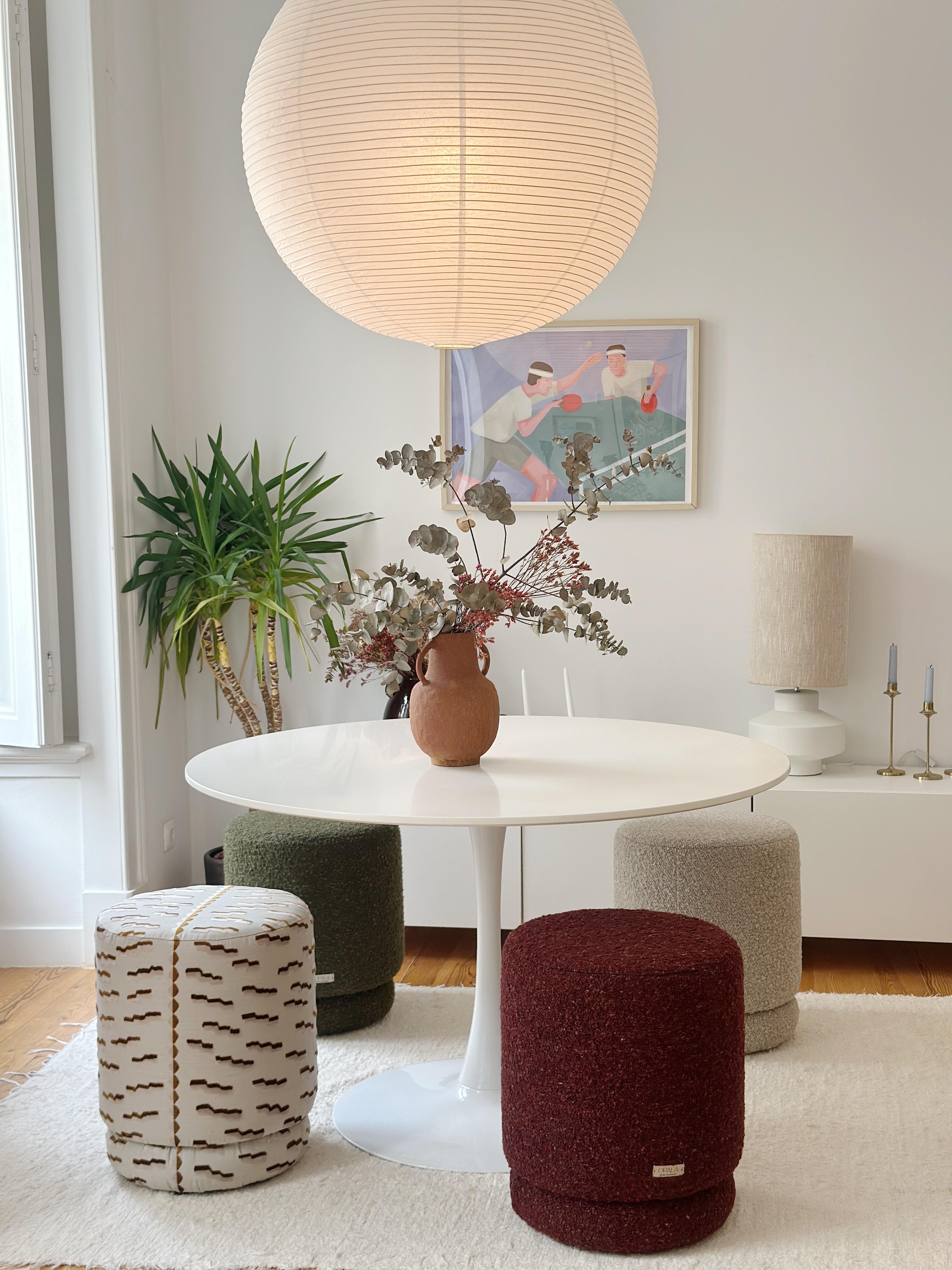 Come un talismano per la casa, il pouf Onix emana un lusso tranquillo e una bellezza naturale.

Onix è rivestito con Tiger Beat, un opulento e lussuoso tessuto di velluto jacquard del marchio italiano Dedar. Fondata nel 1976, Dedar è una casa di