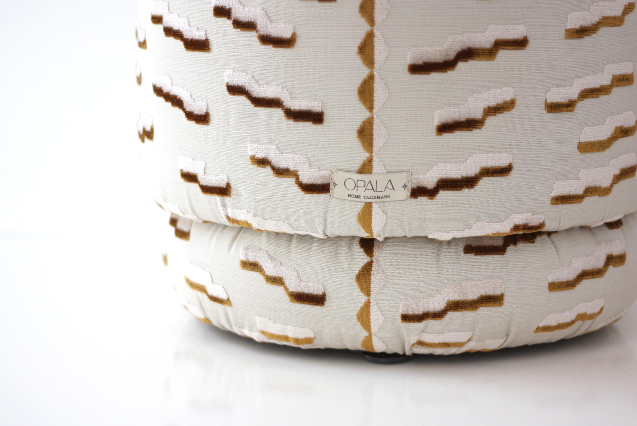 Organico moderno Pouf ottomano moderno organico ONIX in velluto Jacquard Dedar in vendita