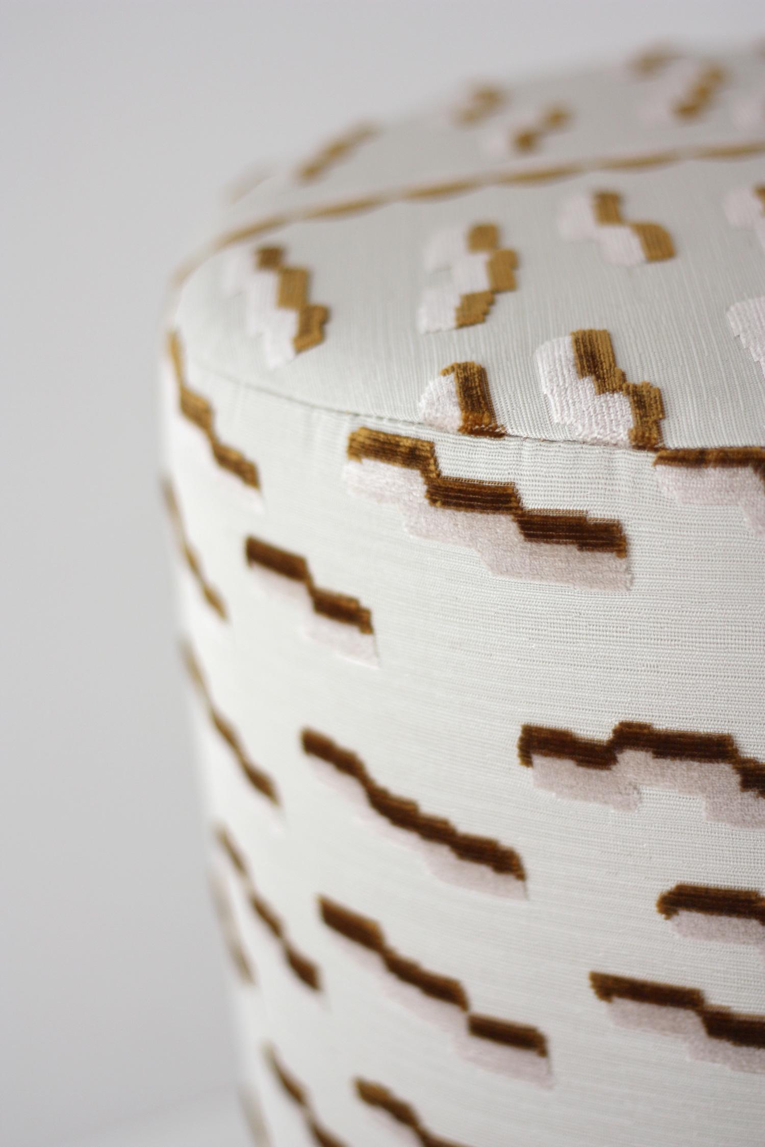 Portoghese Pouf ottomano moderno organico ONIX in velluto Jacquard Dedar in vendita