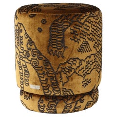 ONIX Moderner Bio-Pouf Ottoman aus Dedar Samt Tiger Mountain