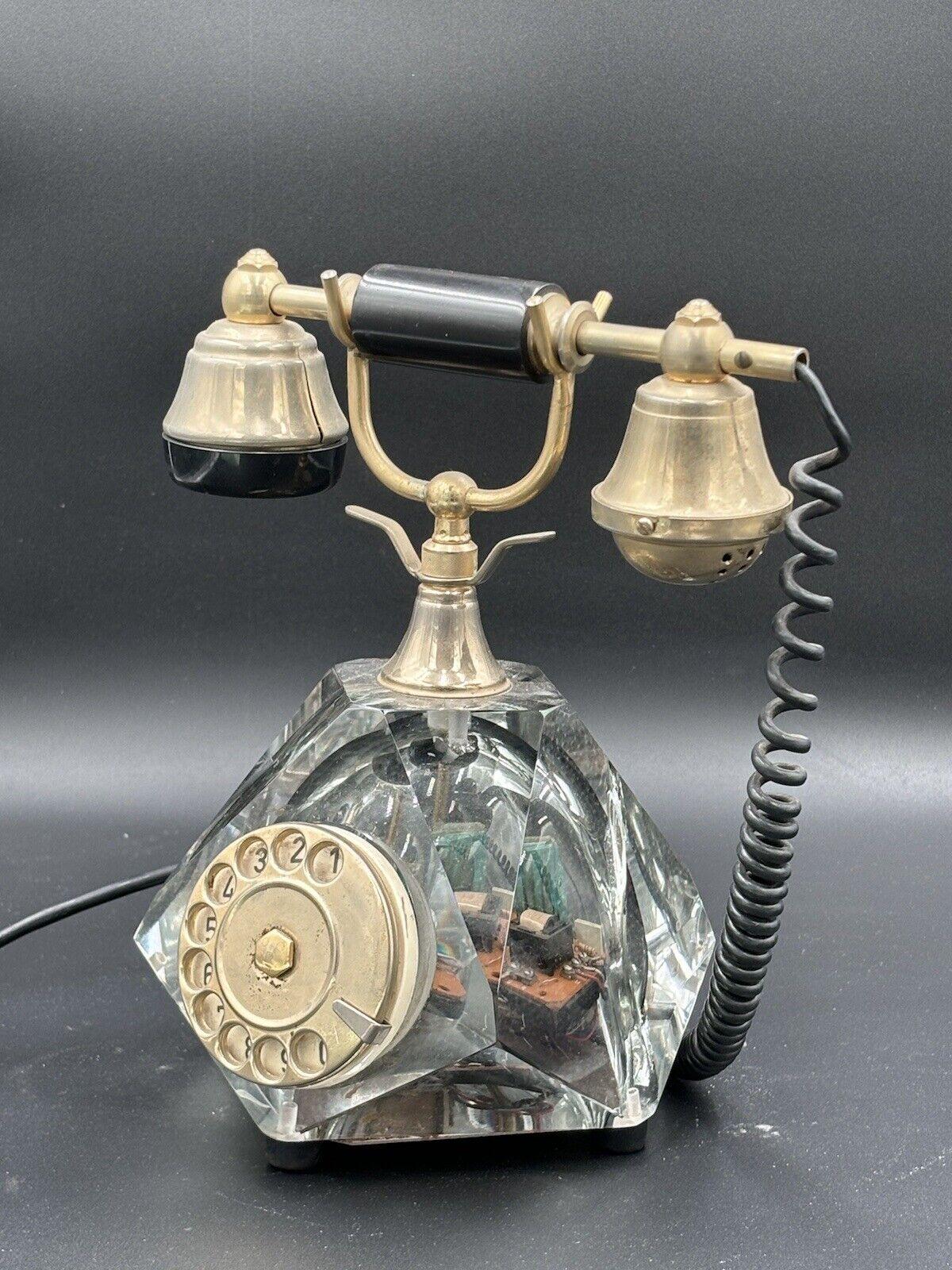 Teléfono Onix En Cristal Y Latón Diseño Moderno Años 60.

Cristal de Murano y marco de latón.

Muy raro de encontrar de este modelo.

El artículo se encuentra en buen estado de conservación, no hay grandes defectos estéticos ni estructurales que