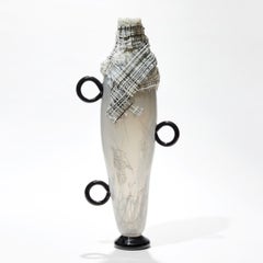 Only Hope Remains I, sculpture en verre sur pied en noir et blanc de Cathryn Shilling