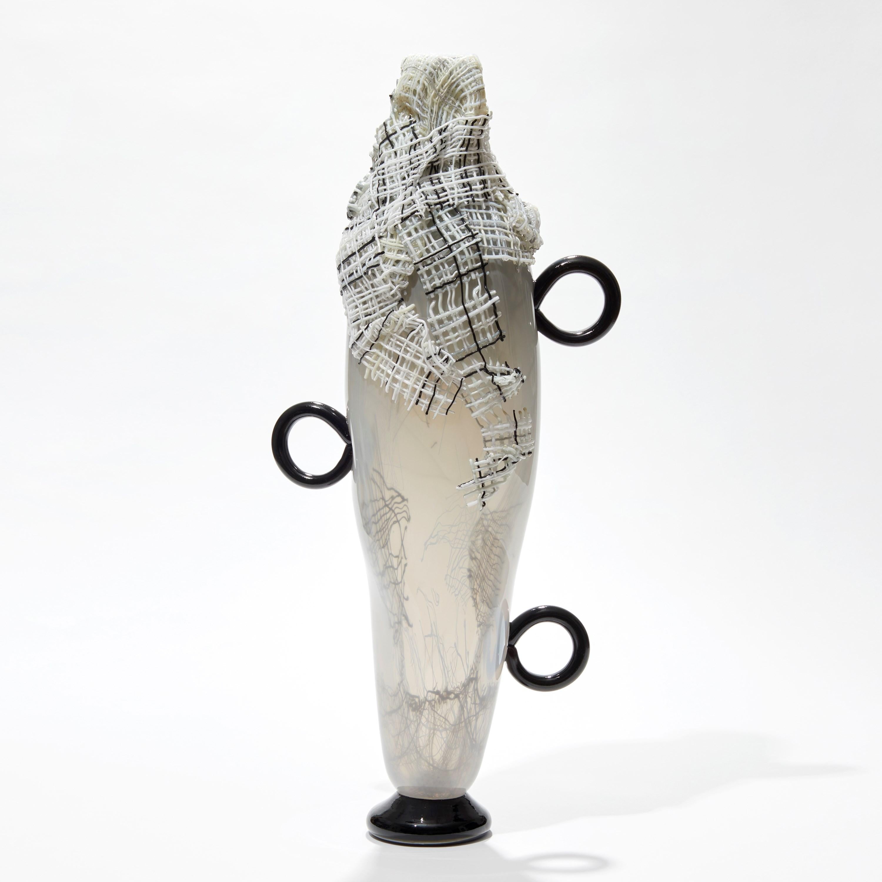 Organique Only Hope Remains I, sculpture en verre sur pied en noir et blanc de Cathryn Shilling en vente