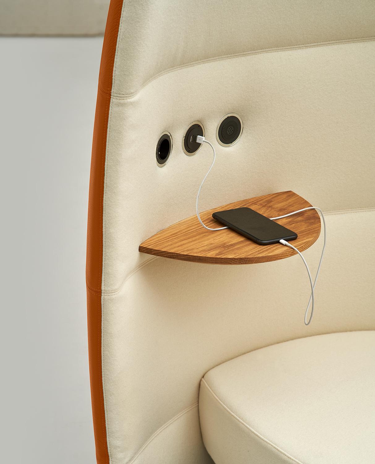 Sillón Only Ju Relax con repisa de roble y toma USB by Quinti Sedute Posmoderno en venta