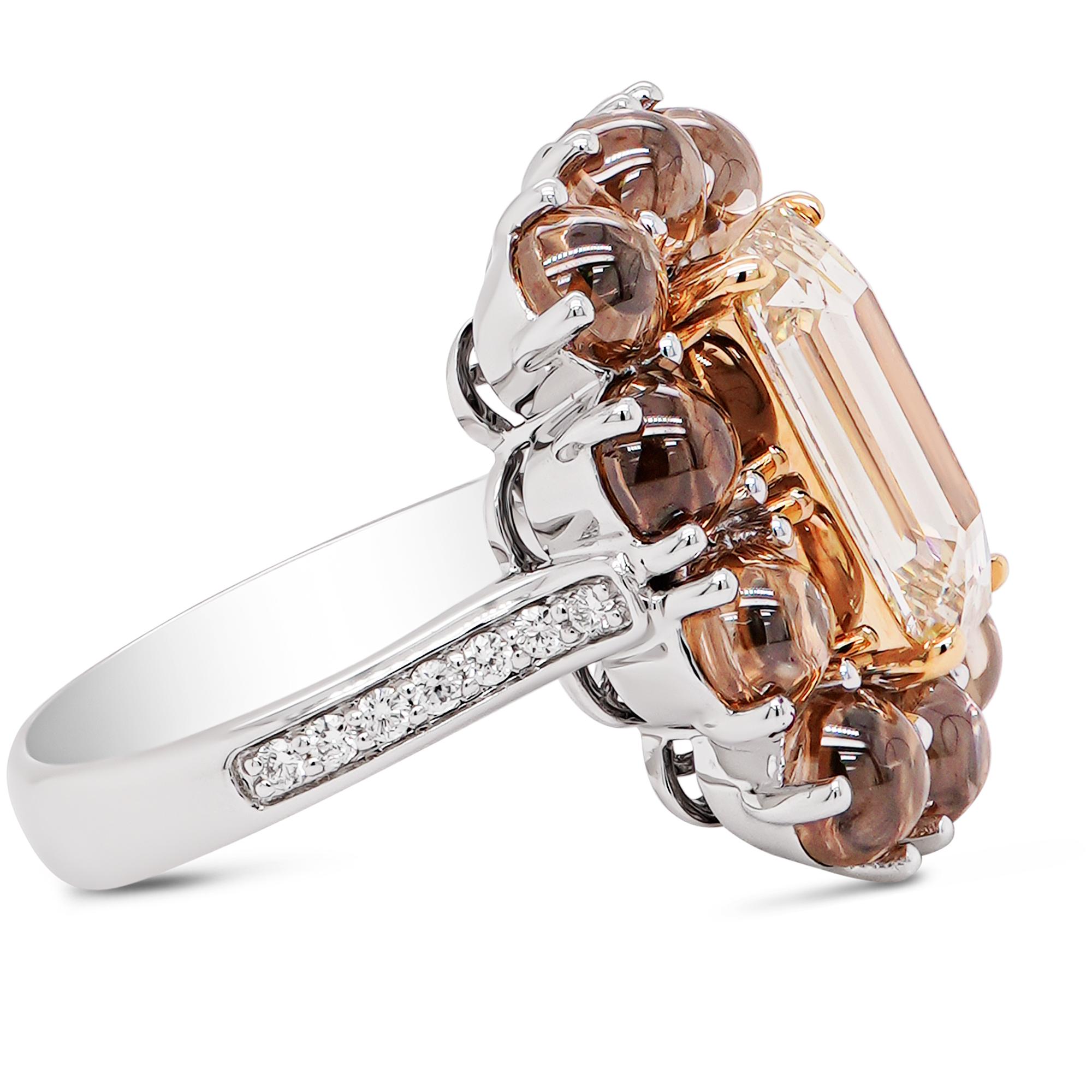 Cette bague extraordinaire est un chef-d'œuvre de luxe et de rareté, mettant en vedette le seul cabochon de diamant de 6 carats au monde, serti à côté d'un superbe diamant jaune fantaisie de 2 carats. Réalisée en or 18 carats, cette pièce témoigne