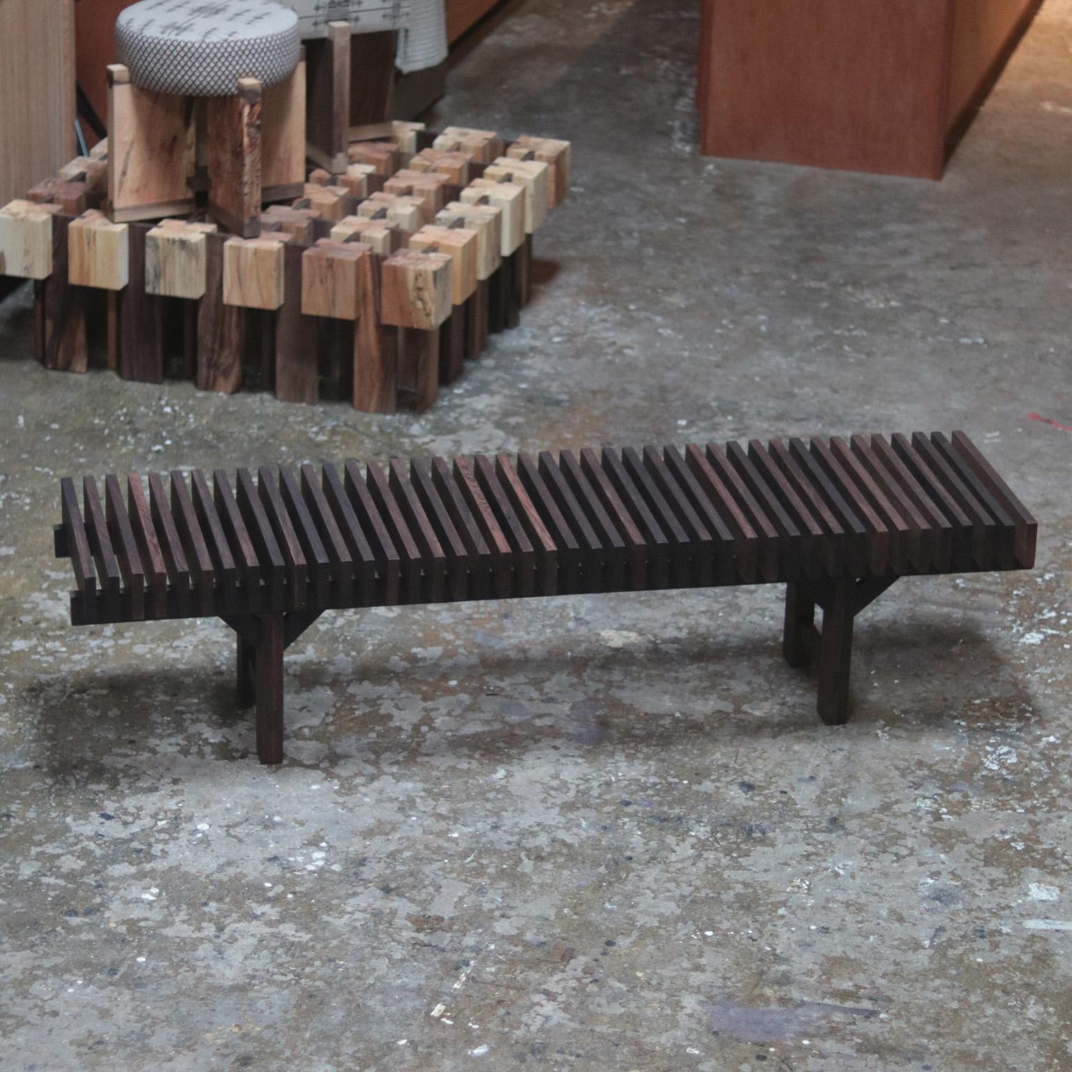 Ti presentiamo la nostra squisita panca Onmyōdō, meticolosamente realizzata a mano con il pregiato legno Wood per offrire un'aggiunta senza tempo al tuo spazio. Questa panca a doghe presenta un design minimalista che si integra perfettamente con