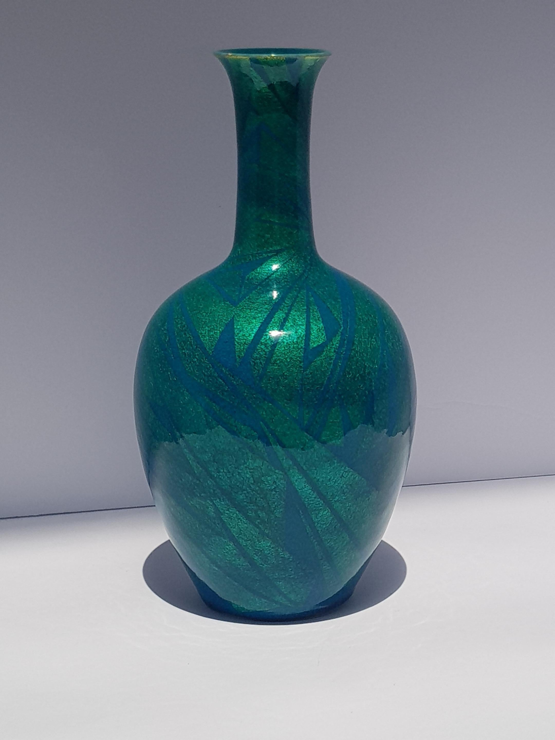 Cet élégant vase en céramique japonais ancien a été réalisé à la main par Ono Hakuko selon la technique Yuri-Kinsai, qui consiste à appliquer des feuilles d'or sur le corps du récipient en porcelaine, puis à le recouvrir délicatement d'une fine