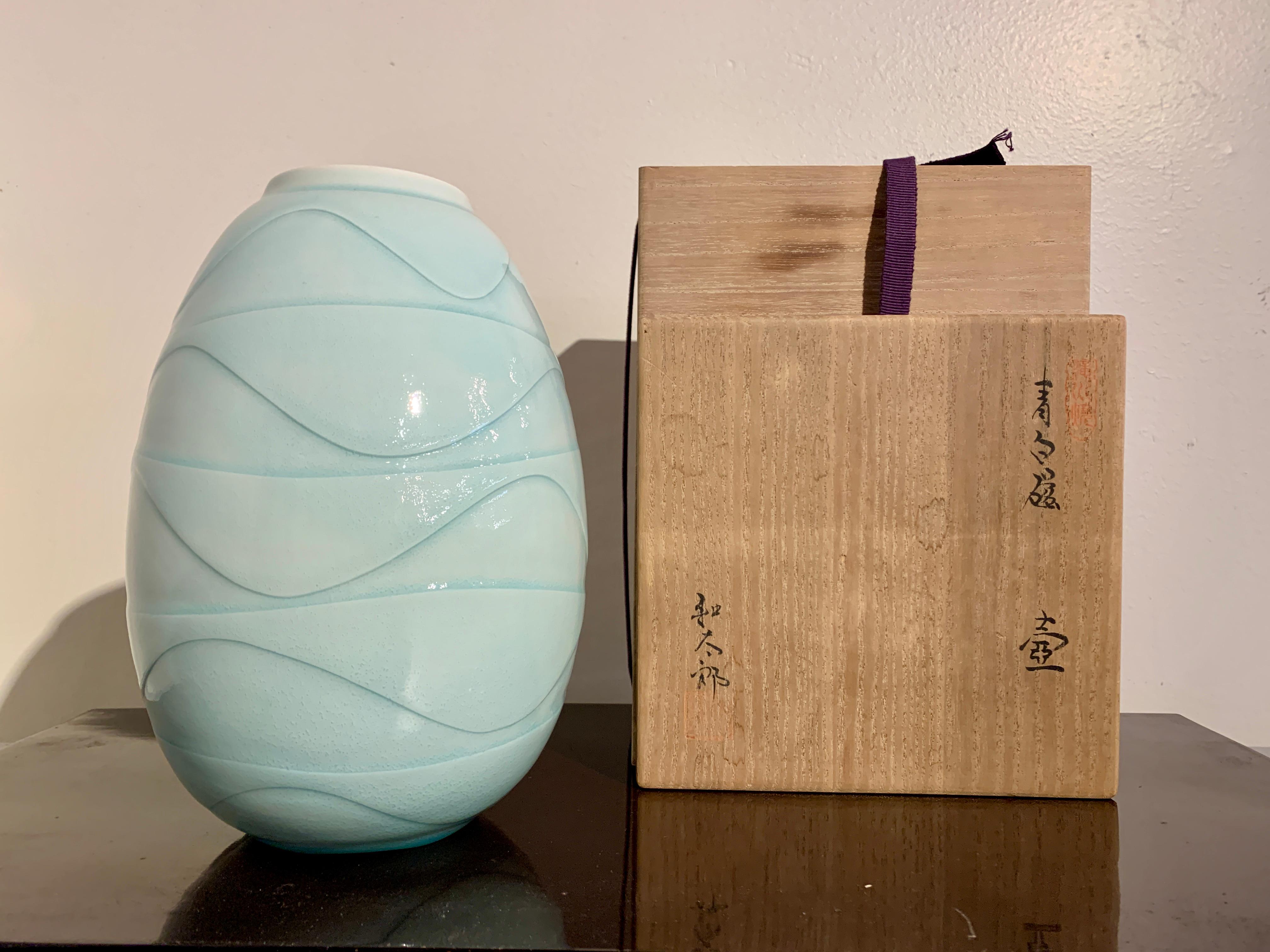 Un vase subtil et finement empoté en glaçure seihakuji par le céramiste contemporain japonais Ono Kotaro (né en 1953), vers 2000. 

Ono Kotaro est connu pour son équilibre entre mouvement et tension dans ses œuvres. La dureté de la porcelaine est