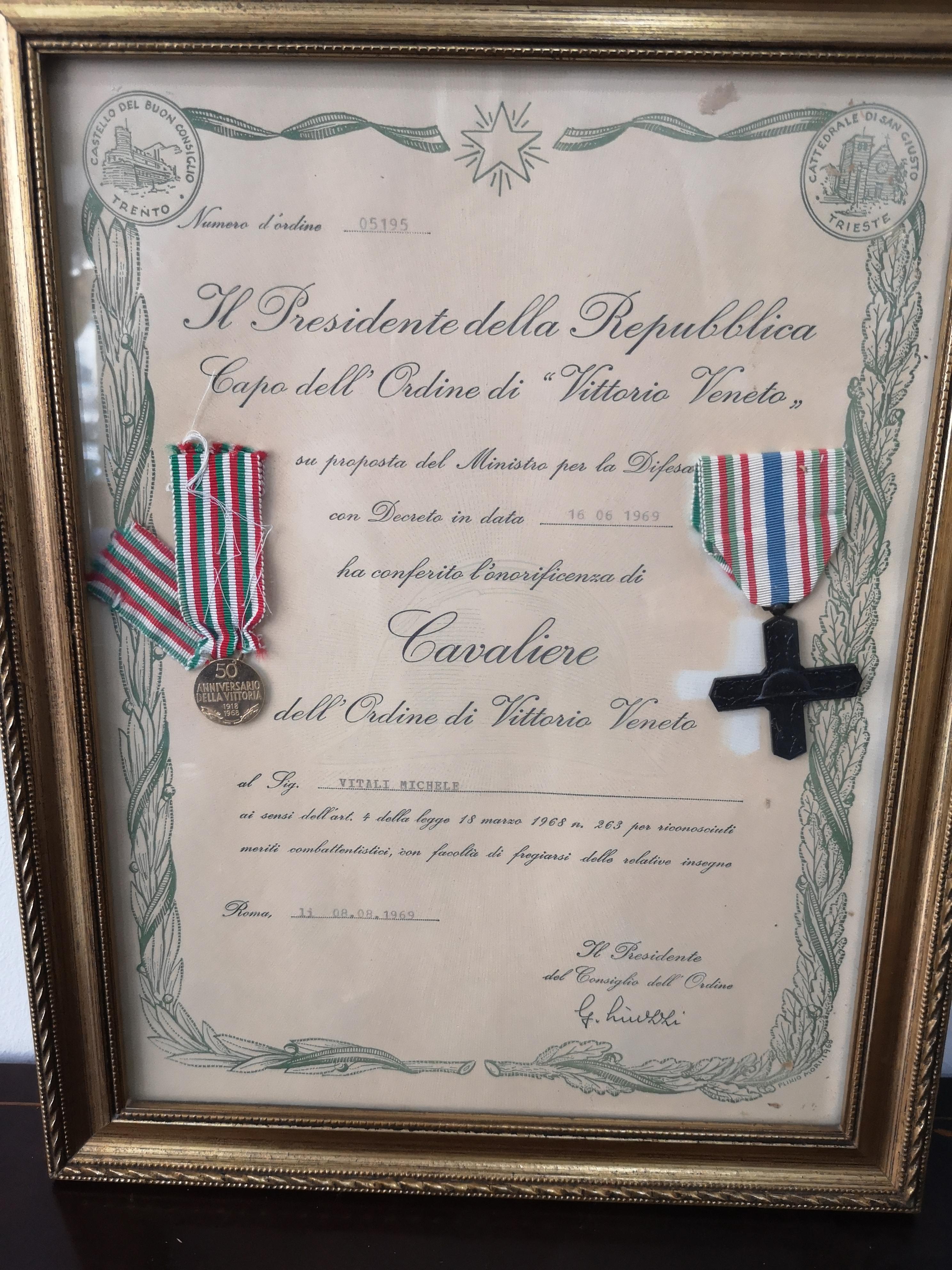 Honored Knight of the Order of Vittorio Veneto
framed with two medals.
An 18 kt gold 750 medal  - 50th Anniversary of Victory
and the other medal Cross of the Order of Vittorio Veneto
The frame measures 35 x 27 cm