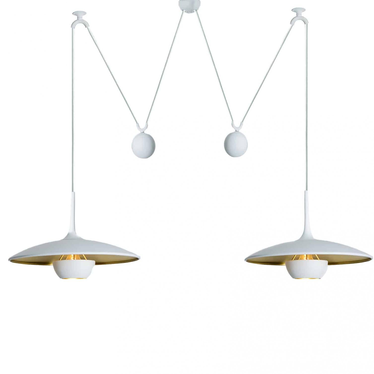 Fantastica lampada a sospensione Onos-40 Double Pull di Florian Schulz, Germania, Europa. Periodo di progettazione: 1970-1979, periodo di produzione: 2022.

Due pendenti in ottone lucido laccato bianco sospesi con il proprio bilanciere a sfera in