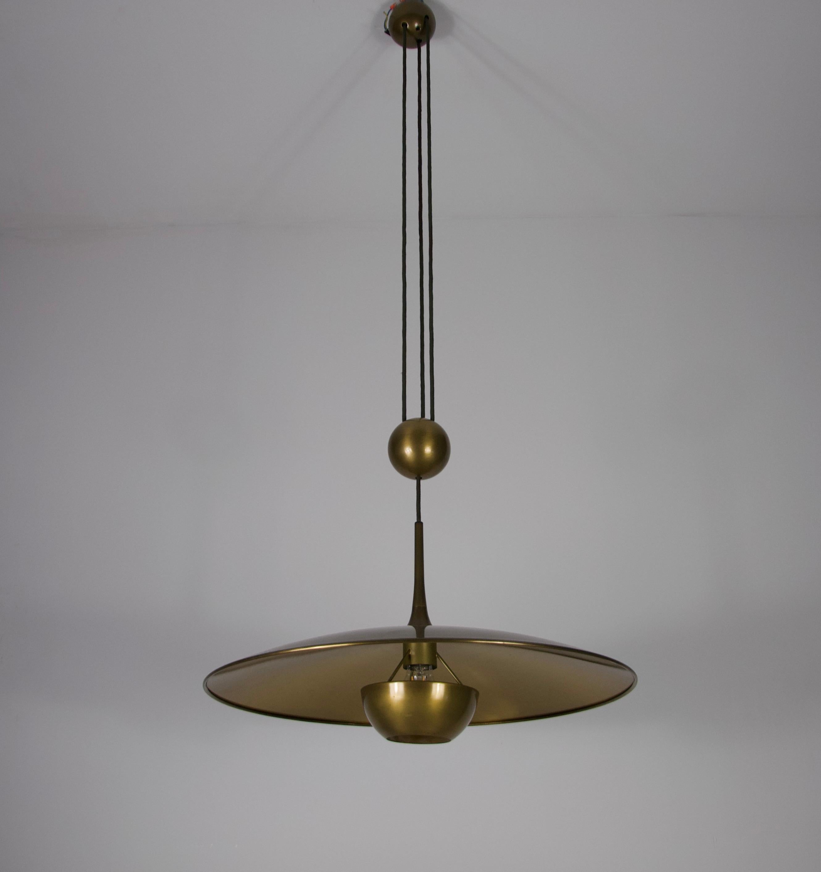Lampada a sospensione in ottone 'Onos 55' di Florian Schulz, Germania, anni '70 in vendita 3