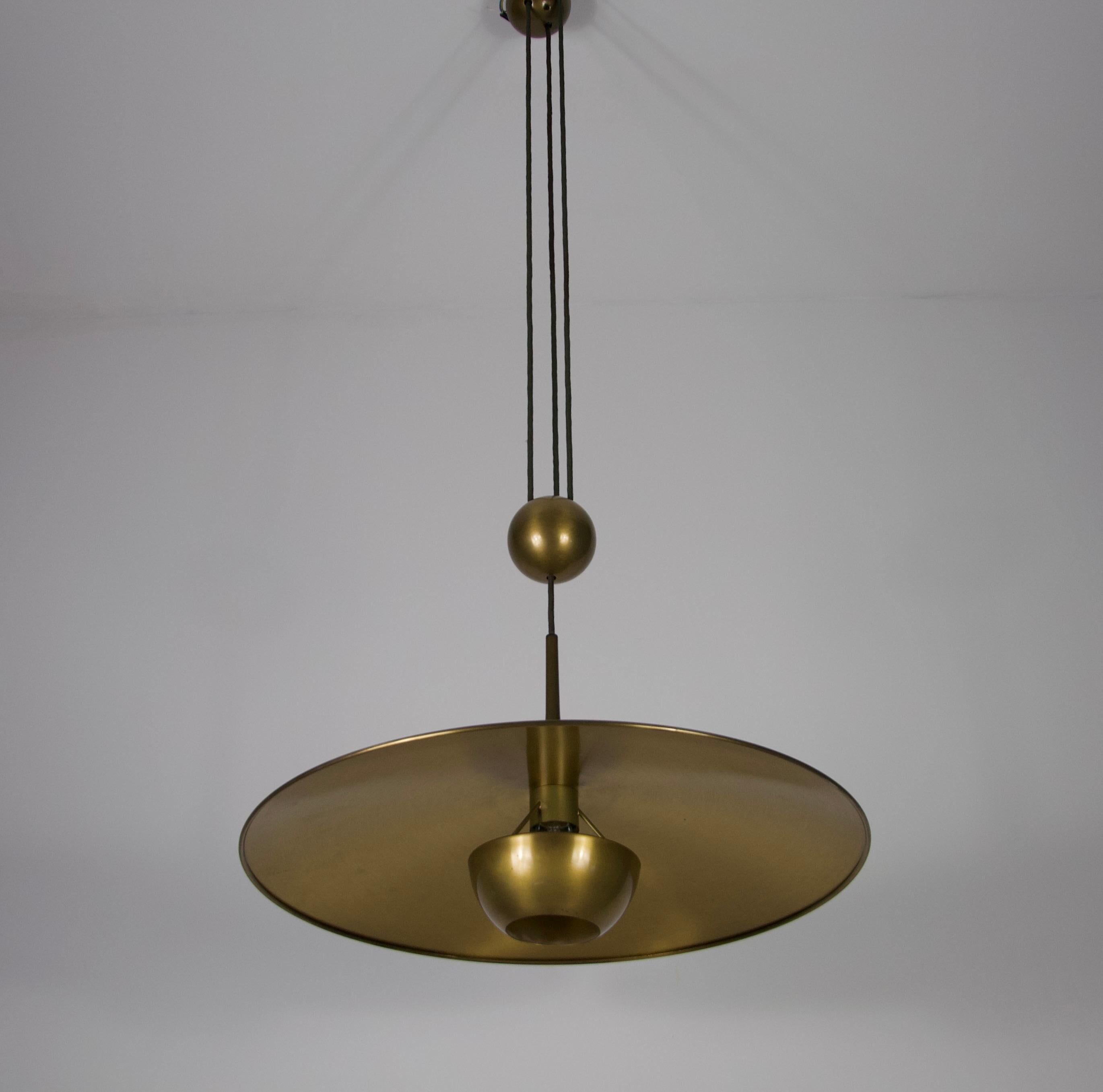 Lampada a sospensione in ottone 'Onos 55' di Florian Schulz, Germania, anni '70 in vendita 4