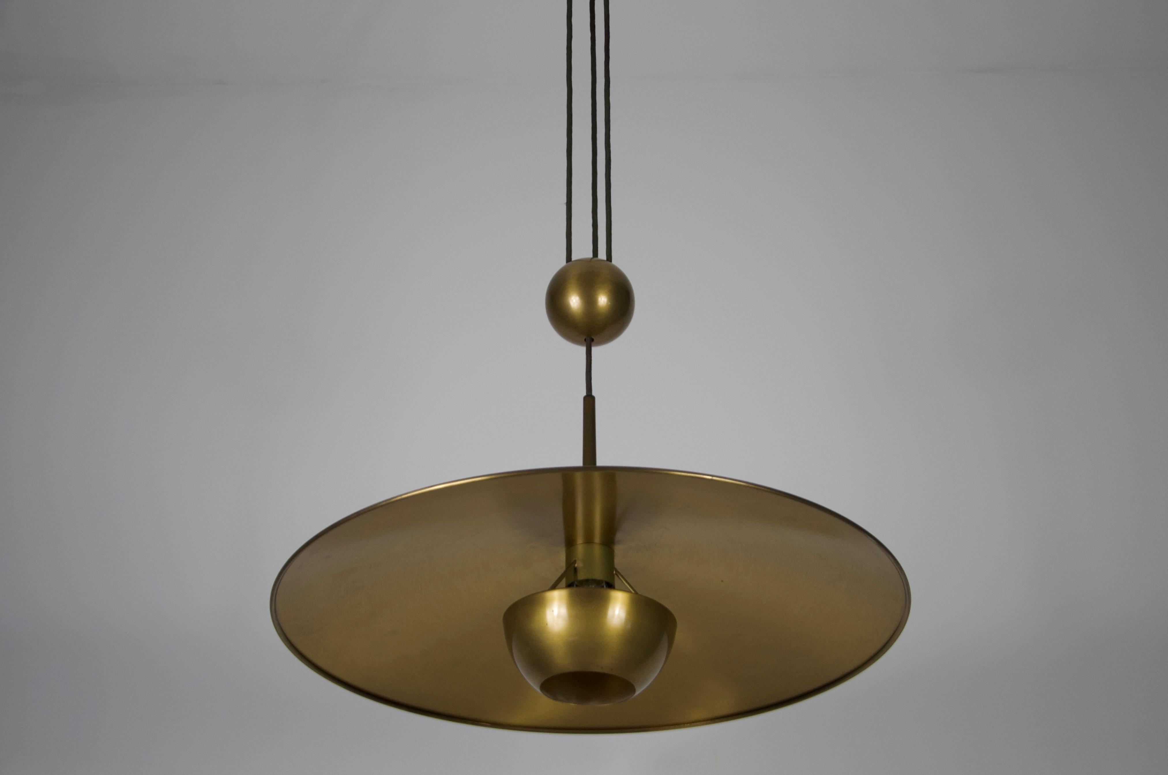 Lampada a sospensione in ottone 'Onos 55' di Florian Schulz, Germania, anni '70 in vendita 5