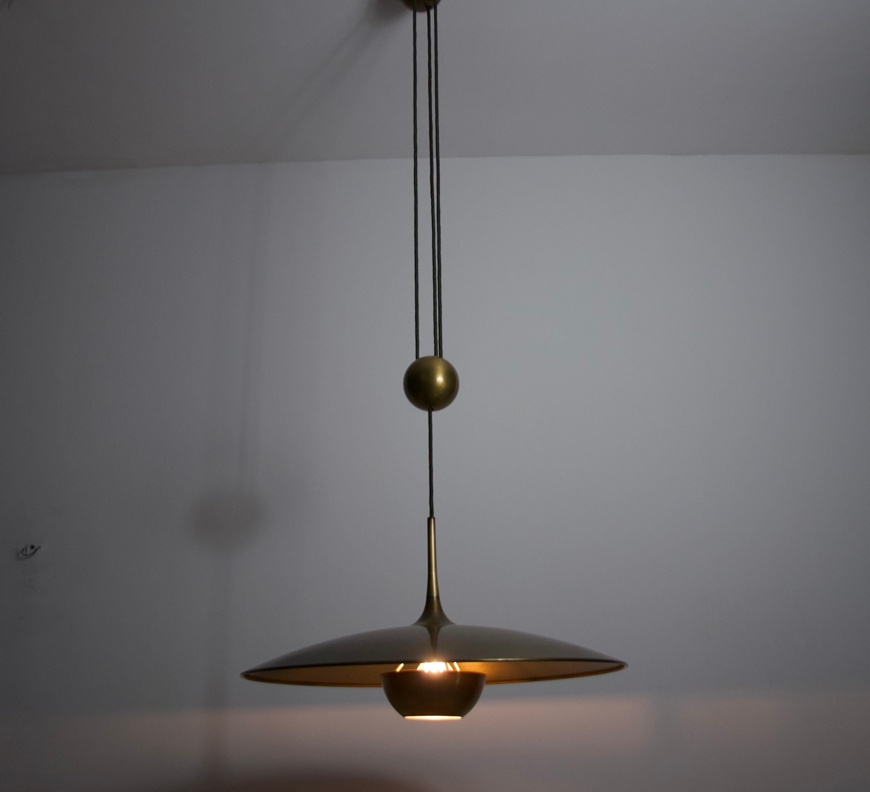Disegnata da Florian Schulz e realizzata in Germania negli anni '70, questa lampada a sospensione affascina per il suo design elegante e funzionale. La sua estetica elegante e minimalista riflette l'attenzione dell'epoca per le linee pulite e il