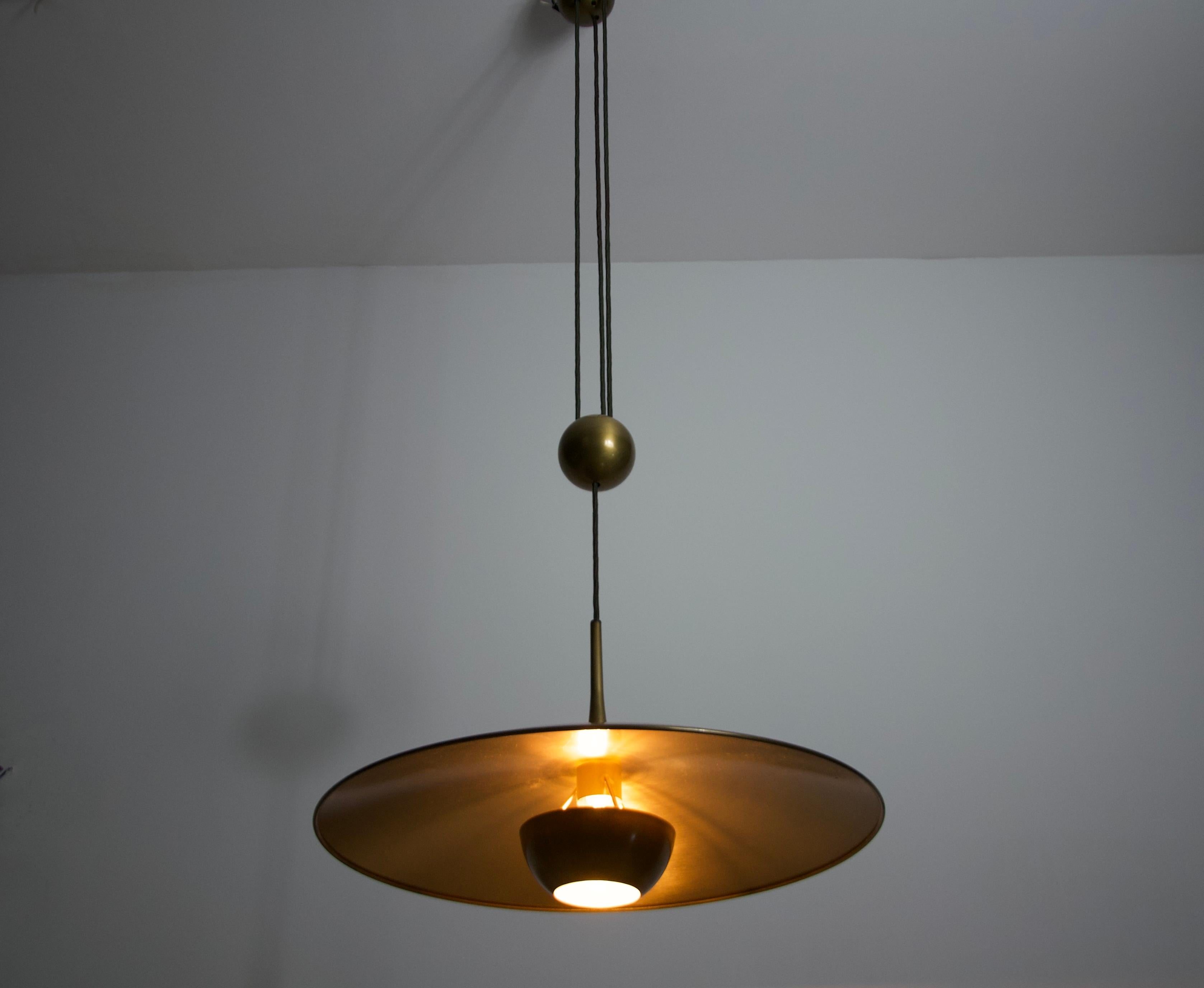 Mid-Century moderno Lampada a sospensione in ottone 'Onos 55' di Florian Schulz, Germania, anni '70 in vendita
