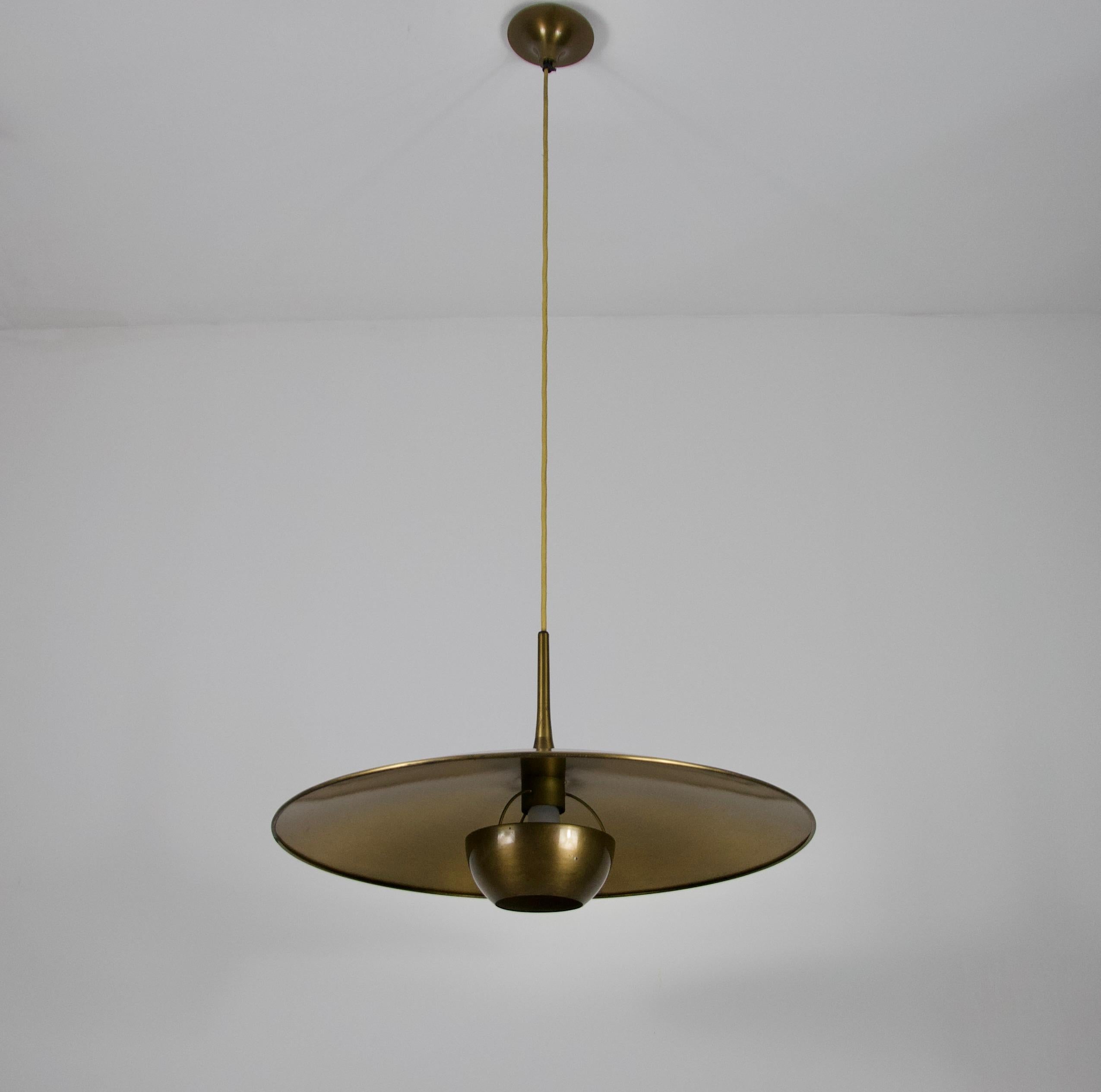 'Onos 55' Brass Pendant Lamp by Florian Schulz, 1970s Germany In Good Condition For Sale In Hagenbach, DE