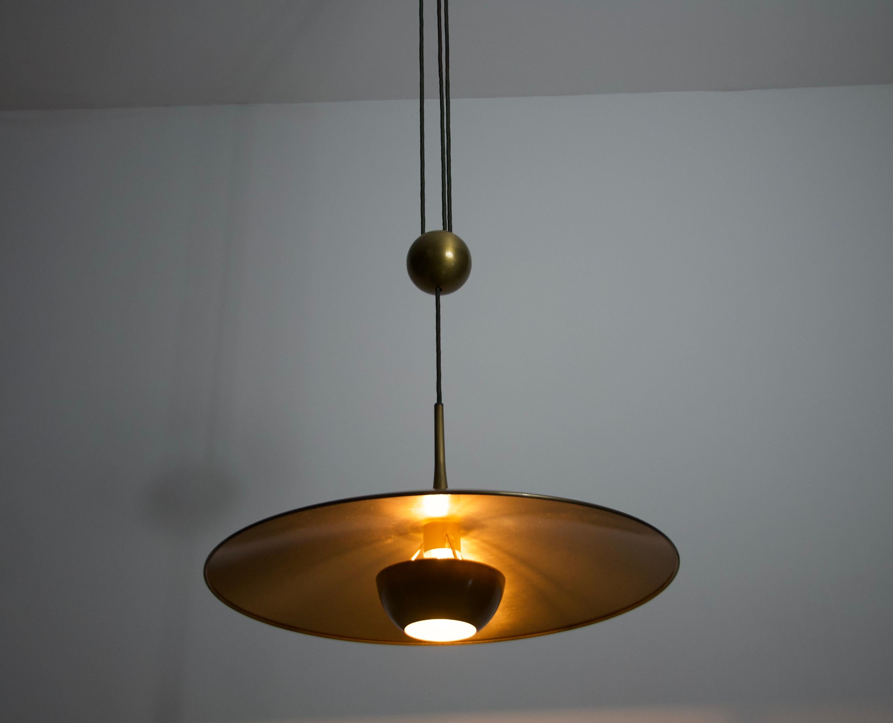 Tedesco Lampada a sospensione in ottone 'Onos 55' di Florian Schulz, Germania, anni '70 in vendita